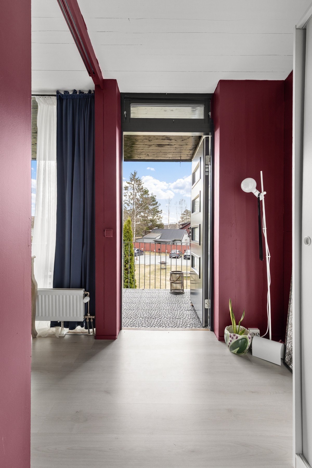 Entré med laminatgulv og skyvedørsgarderobe. Galleribilde