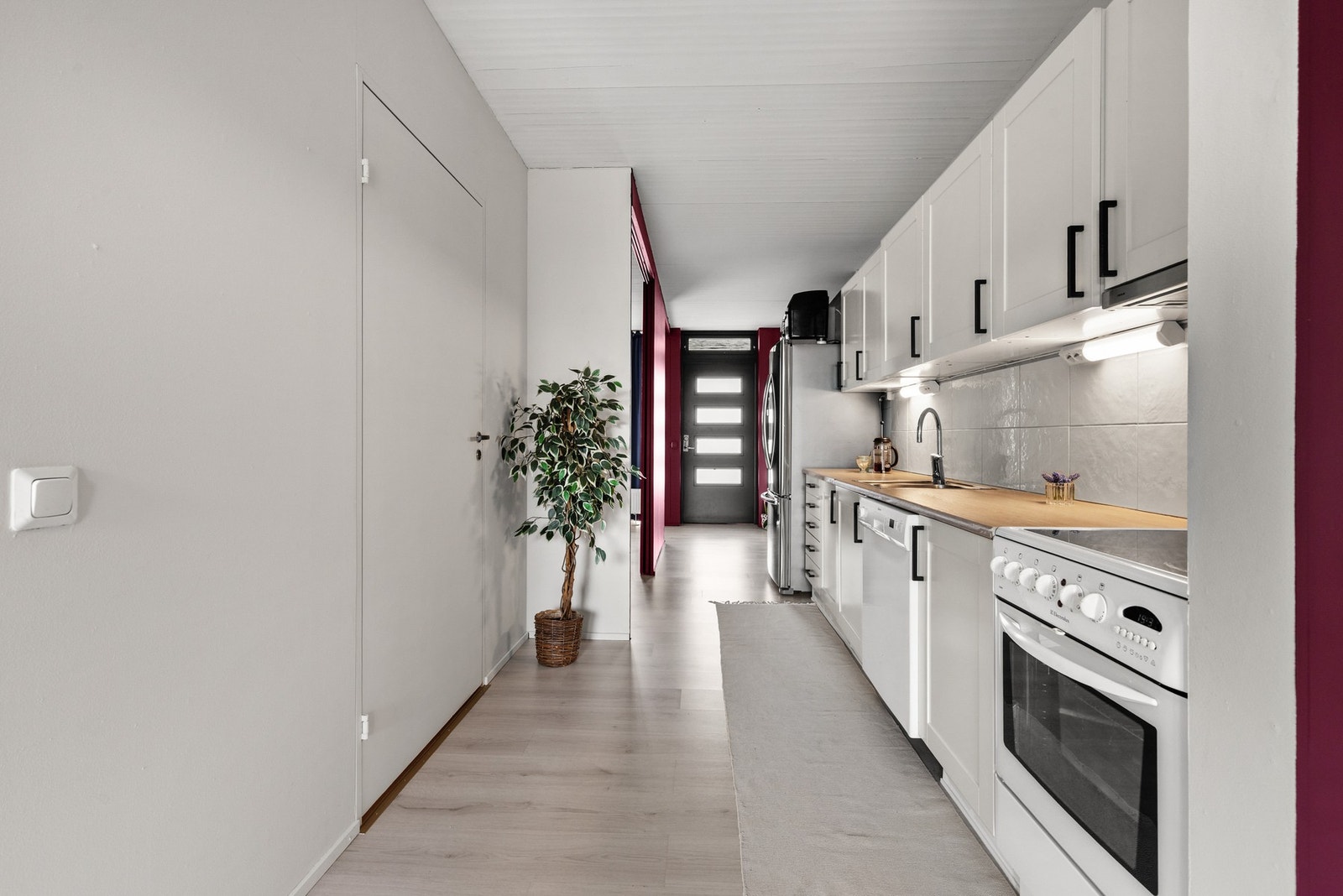 Kjøkkeninnredning med profilerte fronter og benkeplate av foliert laminat Galleribilde