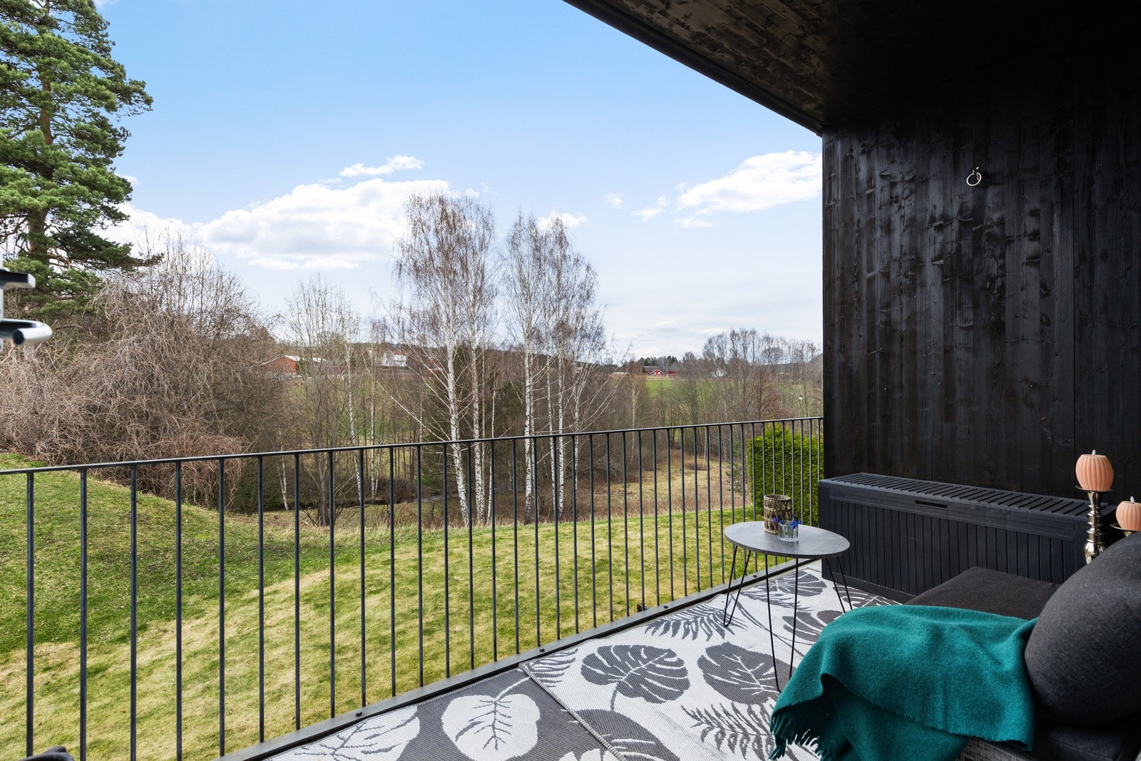 Verandaen er overbygget, har fin plass til utemøbler og vender mot rolige grøntområder Galleribilde
