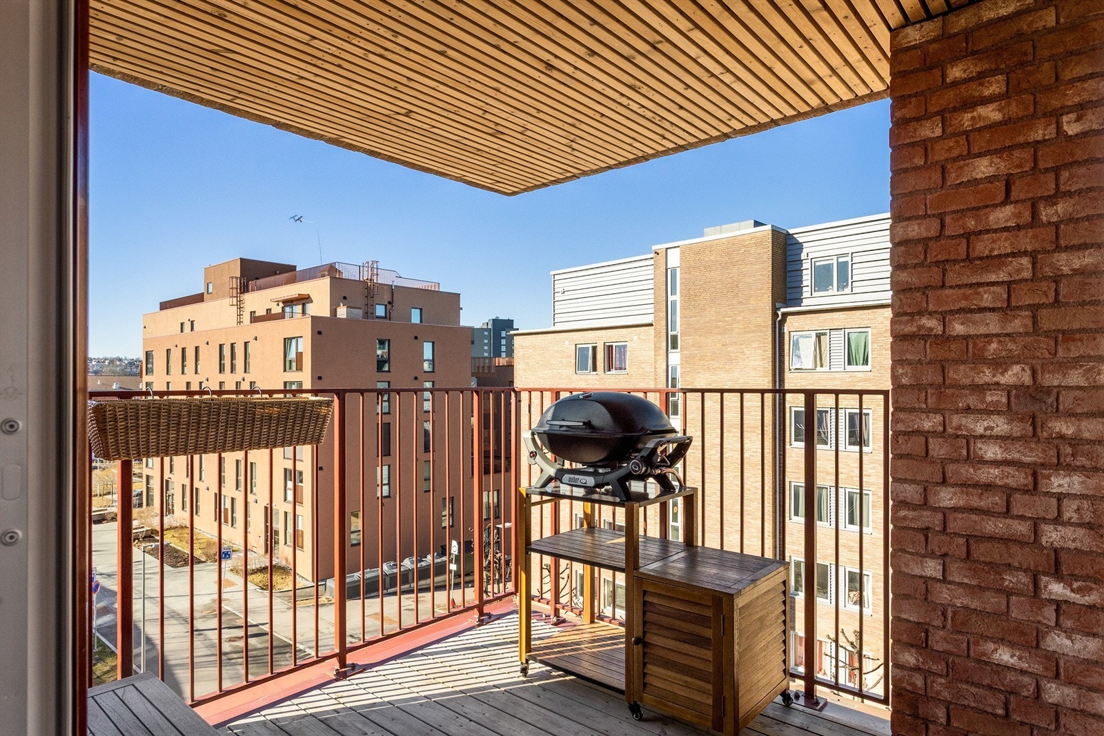 Her er det god plass til utemøblement som både sittegruppe og grill. På årets varme dager fungerer balkongen naturligvis godt som en forlengelse av stuen. Galleribilde