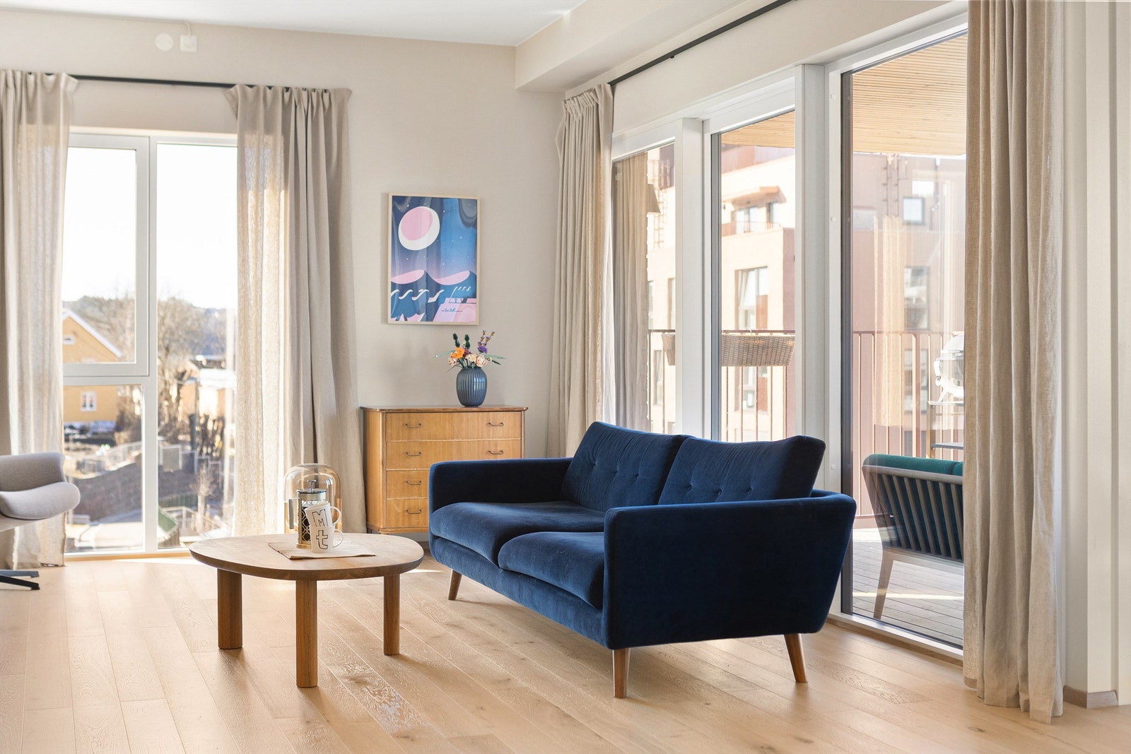 Store vindusflater sørger for rikelig med lysinnslipp. Galleribilde