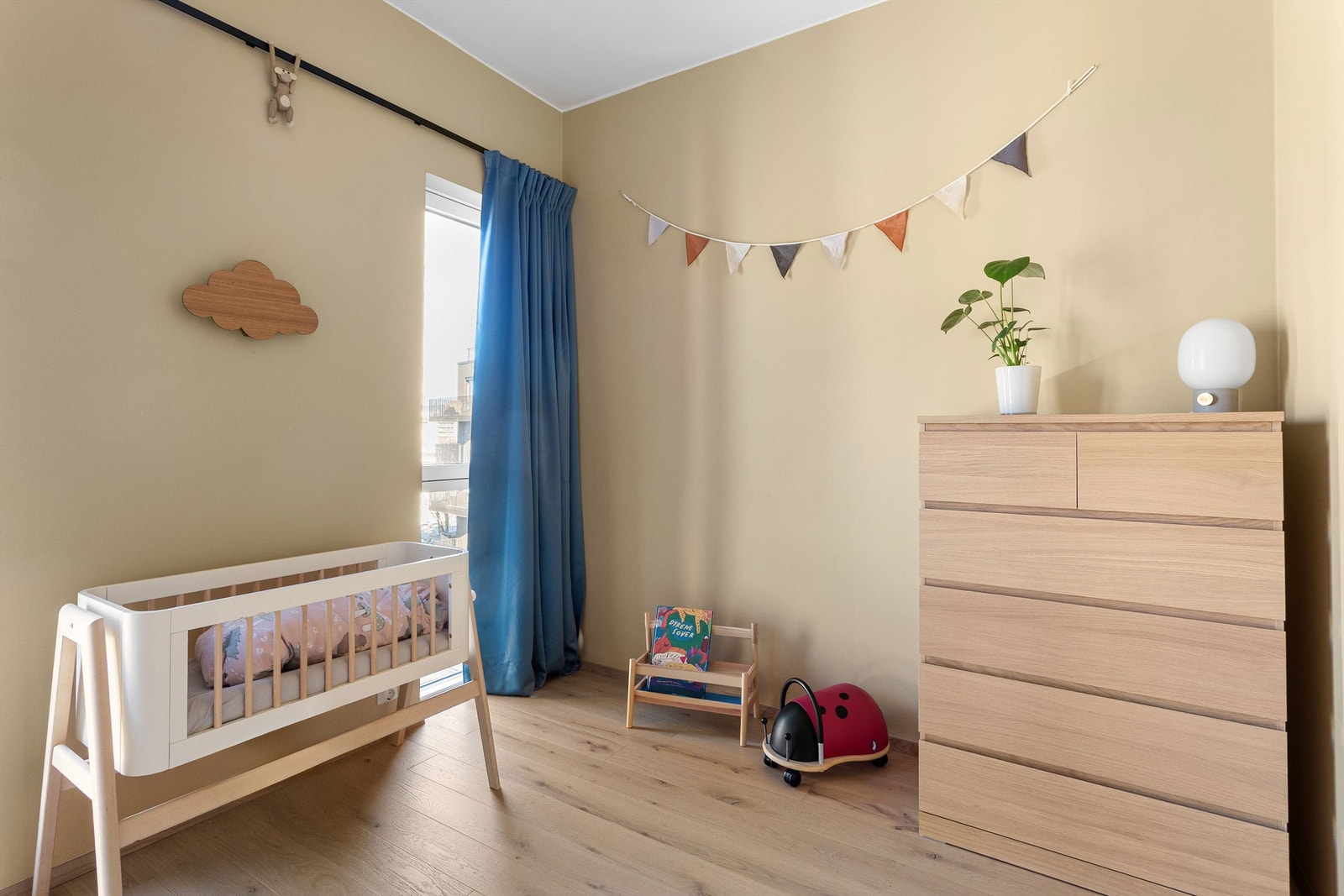 Soverom 2 er av god størrelse og passer perfekt som barnerom. Galleribilde