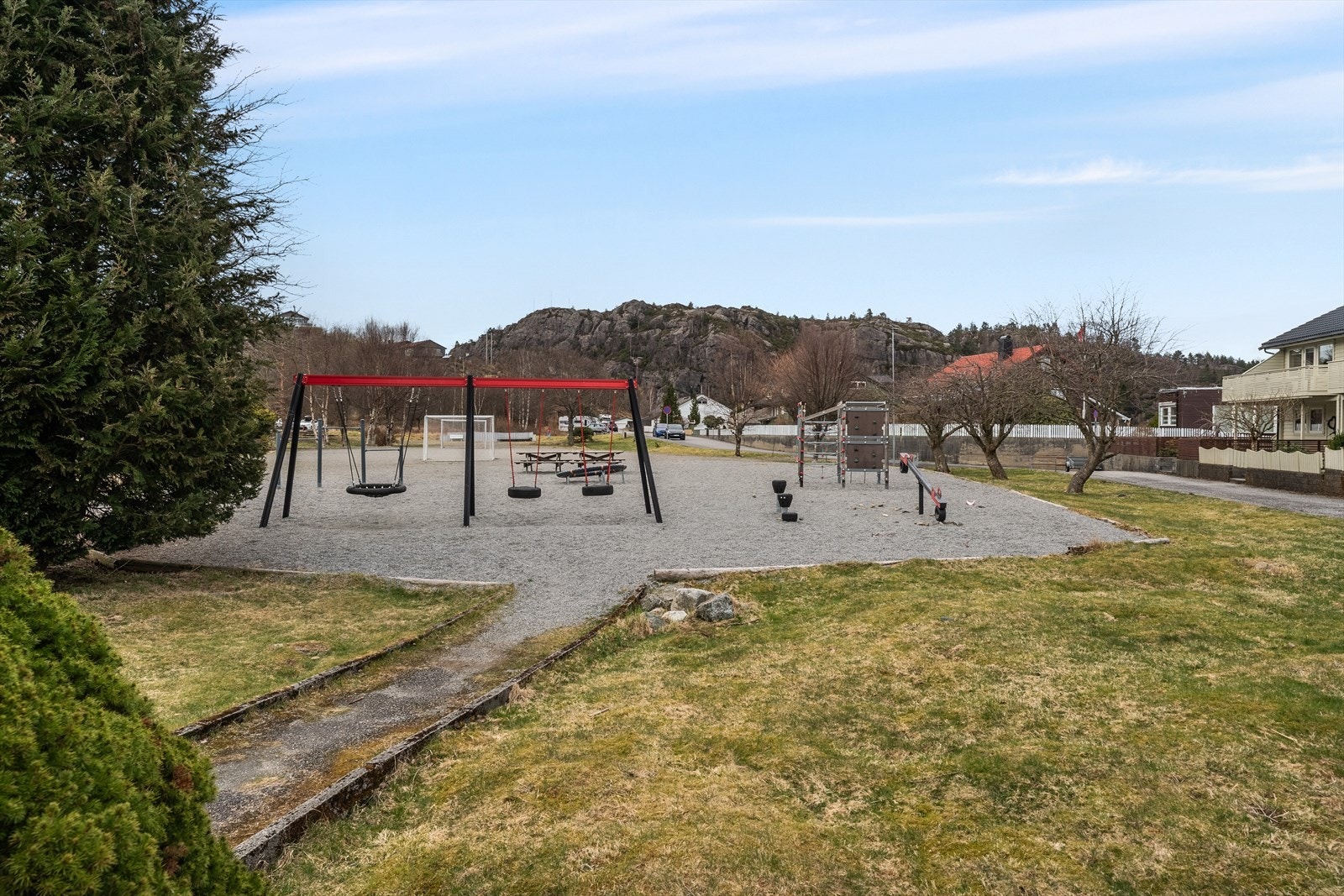 - Felles lekeplass til glede for de små - Galleribilde