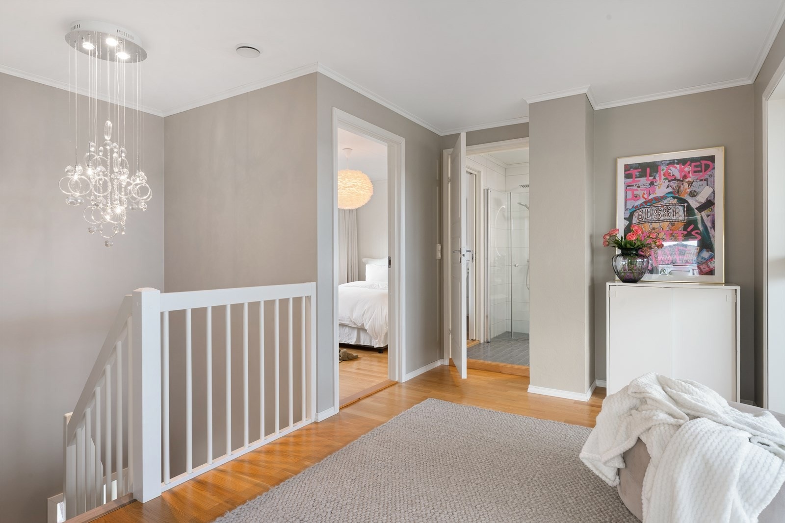 - 2. etasje inneholder loftstue m/trapp, 3 soverom (ett med omkledningsrom), bad og bod - Galleribilde