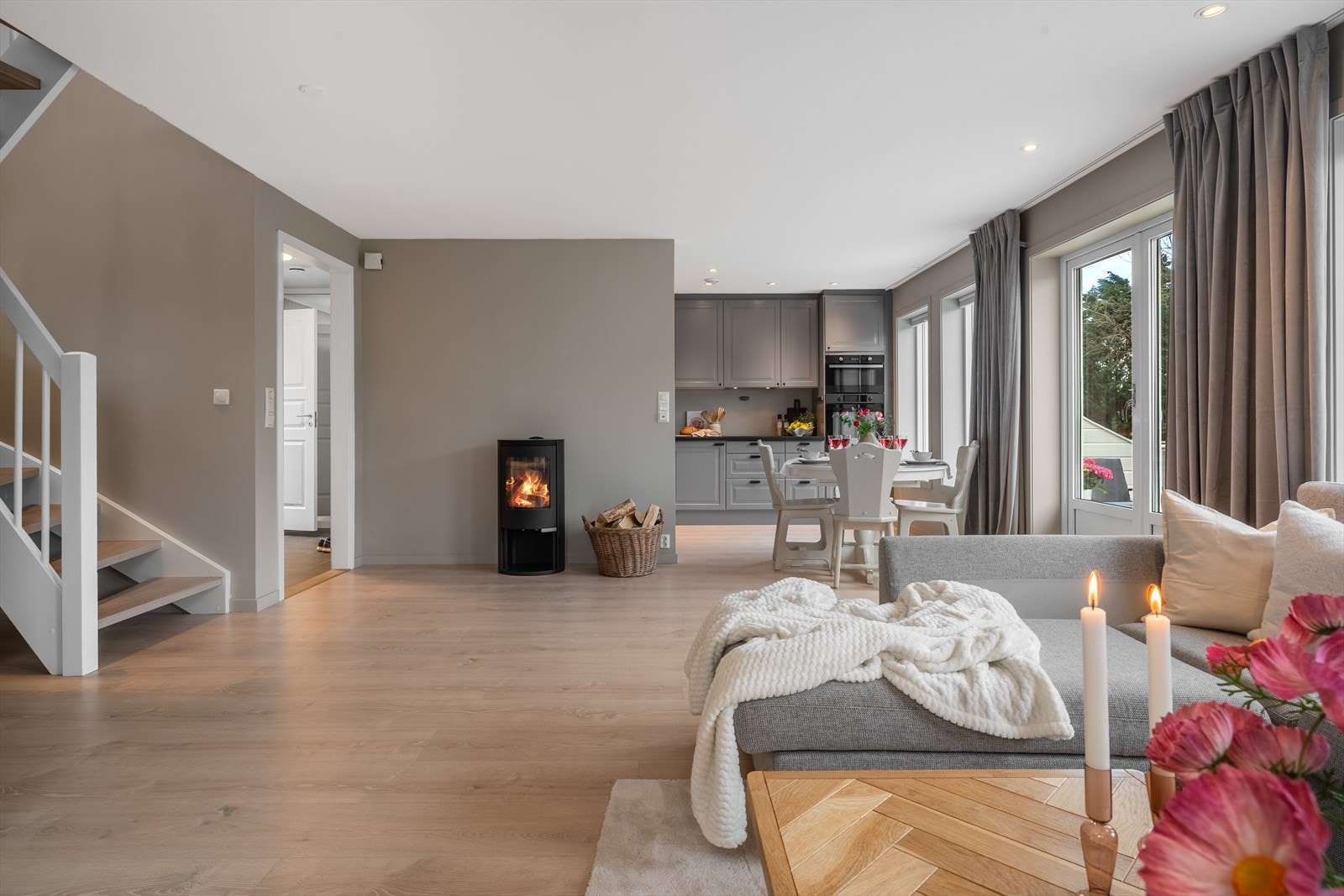- Stue/kjøkken måler 29,4m², og har generøse vindusflater vendt mot 2 ulike himmelretninger, noe som sørger for rikelig med verdifullt lysinnslipp - Galleribilde