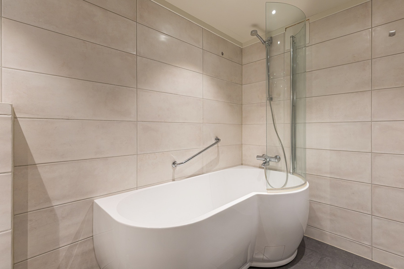 Deilig badekar med dusj på badet. Galleribilde