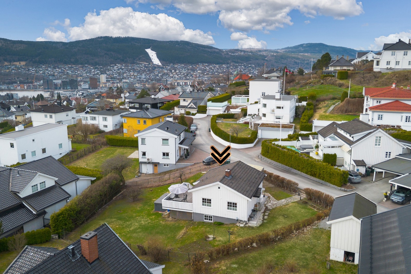 Stor, solrik uteplass og hage. Galleribilde