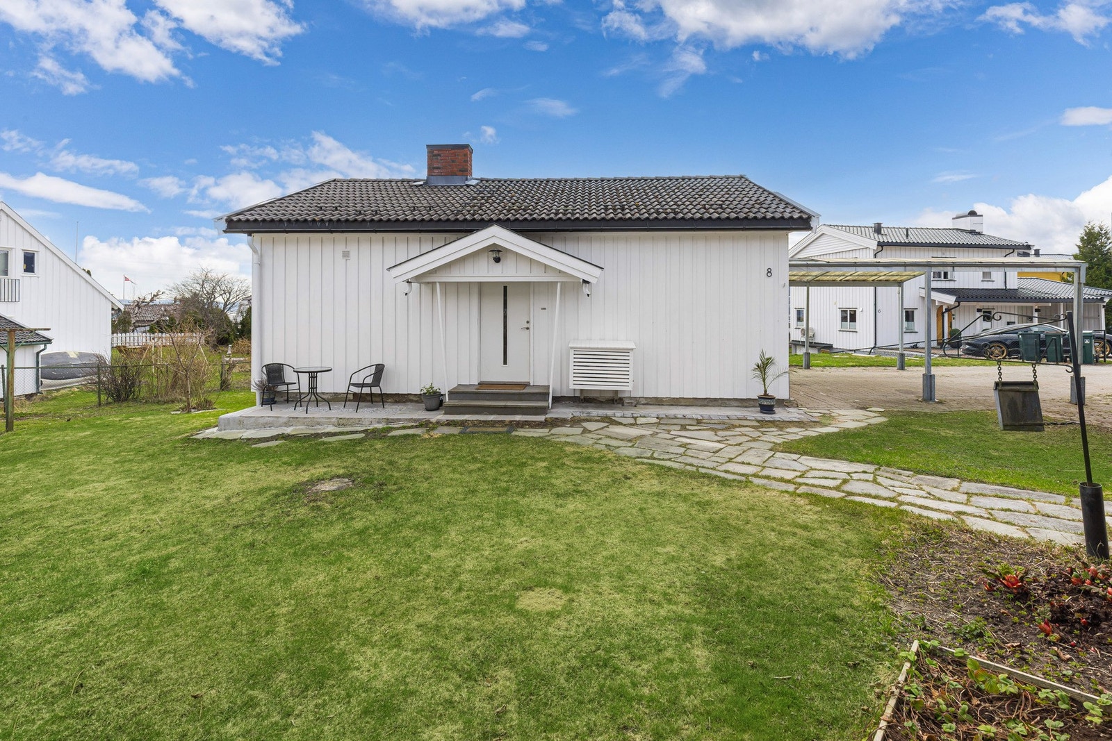 Det er parkering i carport, samt i gårdsplass. Galleribilde