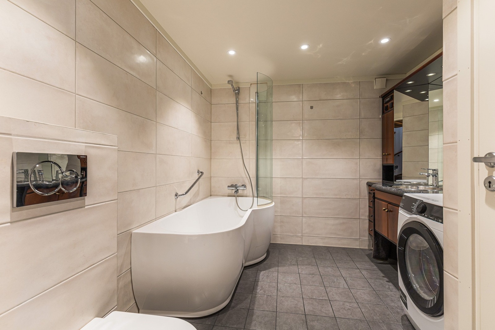 Badet ble renovert i 2019 og holder en gjennomgående god standard med flislagte gulv og vegger i et tidløst uttrykk. Galleribilde