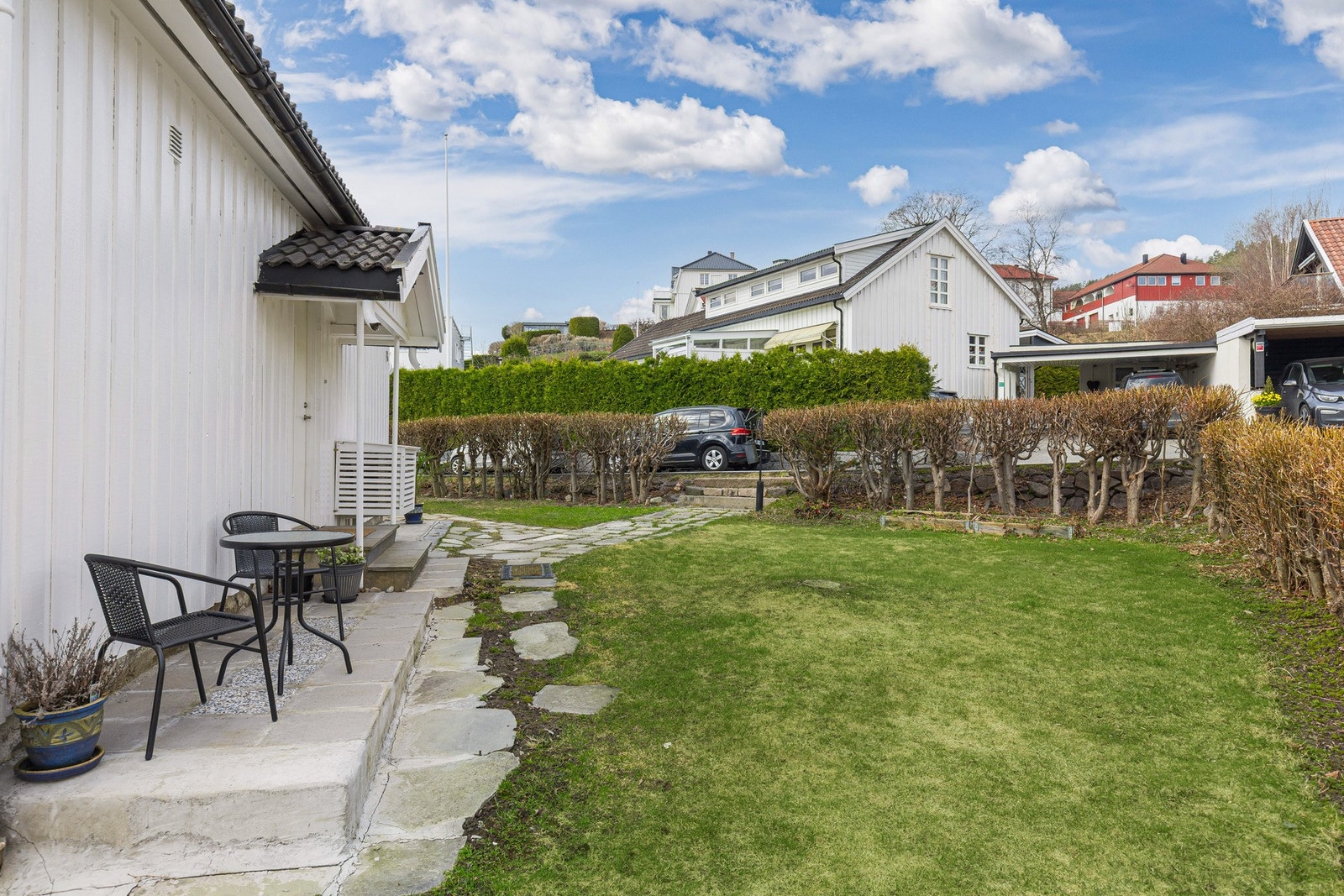 Hagen er pent innrammet med hekk. Galleribilde