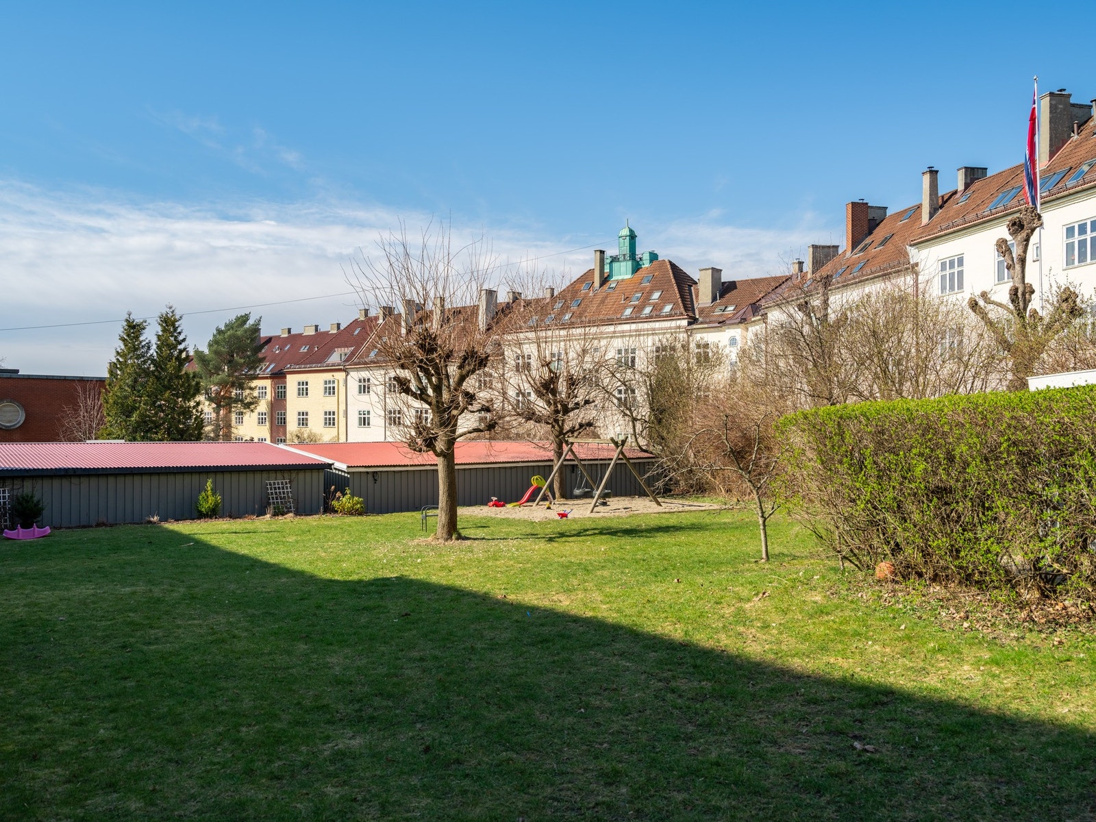 Beboerne kan også benytte seg av kullgrill til felles disposisjon. Det er innendørs sykkelparkering på bakkeplan med plass til 80 sykler (2 pr. leilighet). Galleribilde