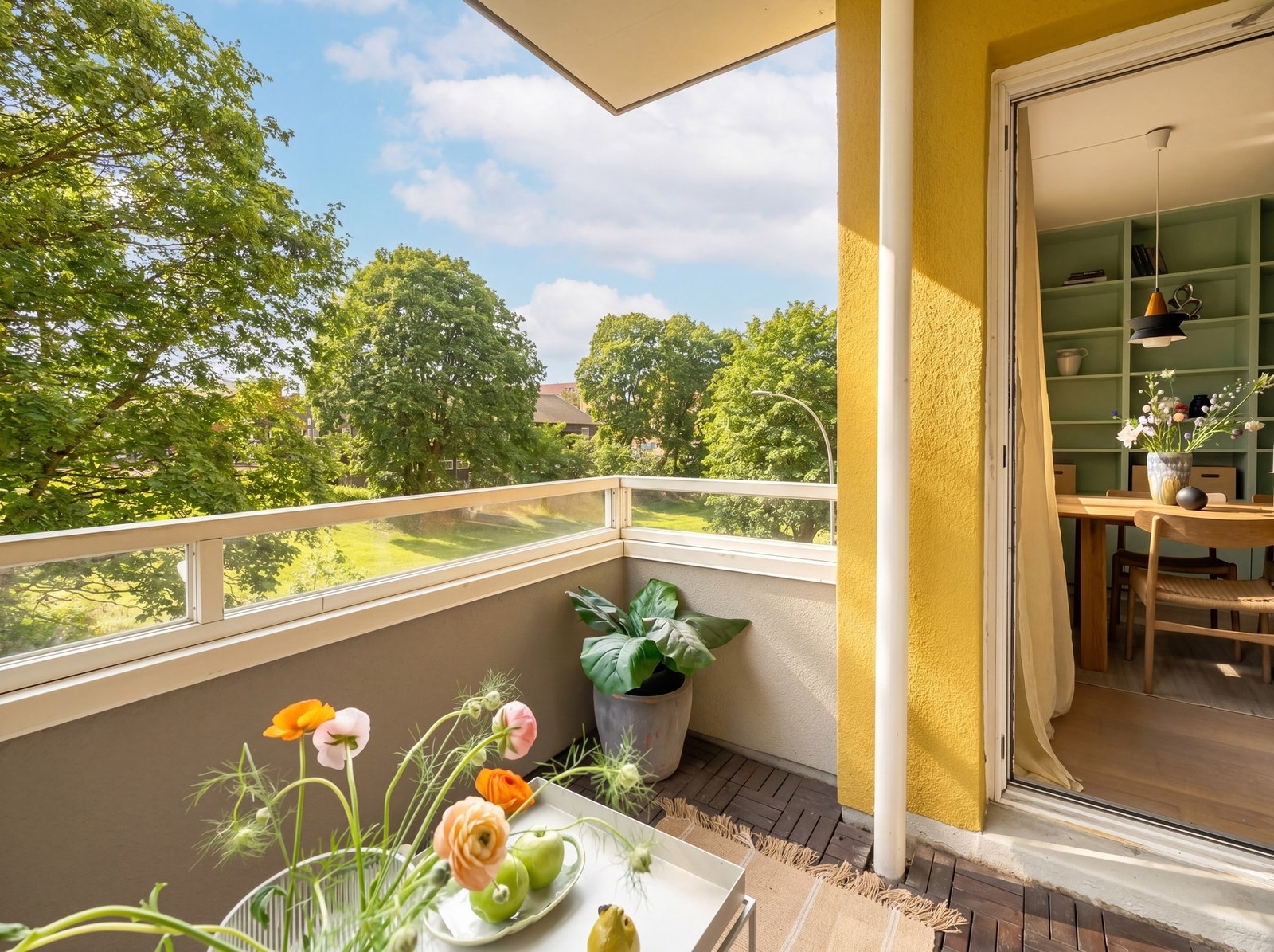 Balkongen vender mot frodige grøntområder langs Vossegata. (Bildet er KI-redigert for å illustrere sol- og sommerforhold. Avvik kan forekomme). Galleribilde