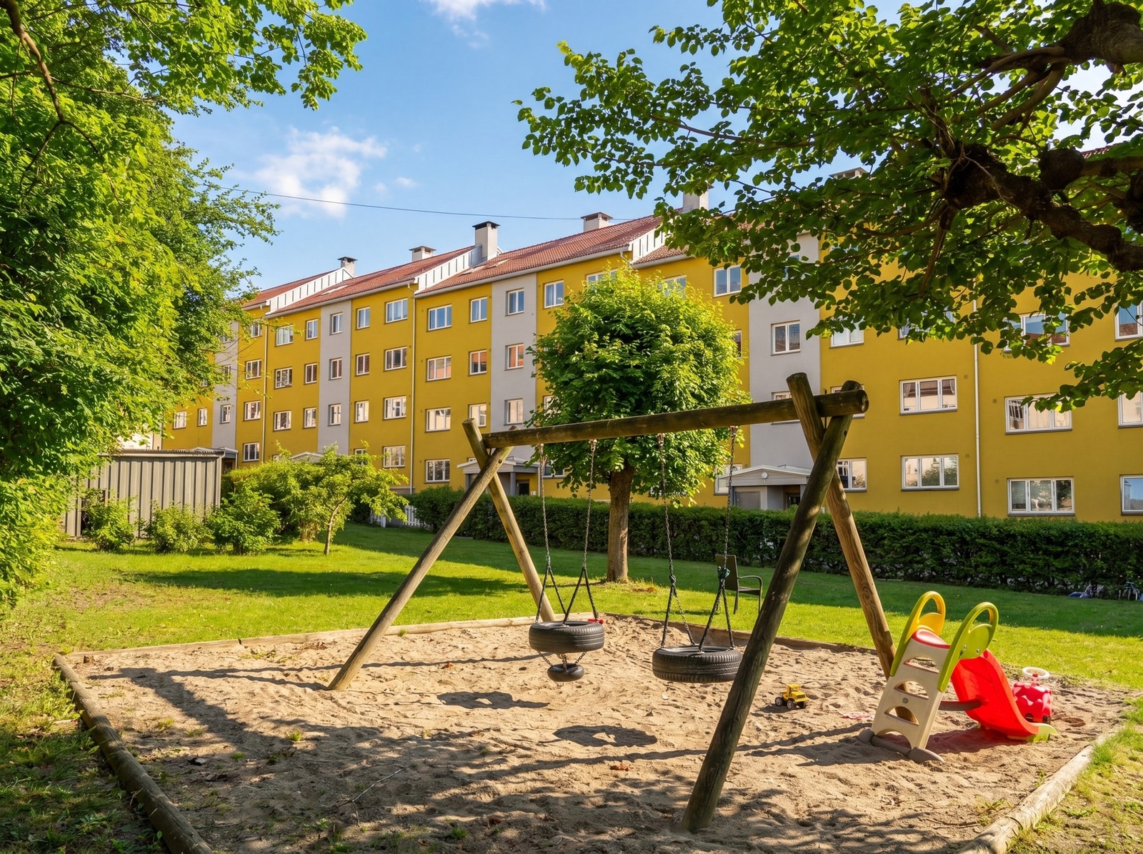 Borettslaget har flotte fellesområder med en rekke fasiliteter. Her er det flotte grøntområder, sittegrupper, hyggelig beplantning og lekeplass for de minste. (Bildet er KI-redigert for å illustrere sol- og sommerforhold. Avvik kan forekomme). Galleribilde