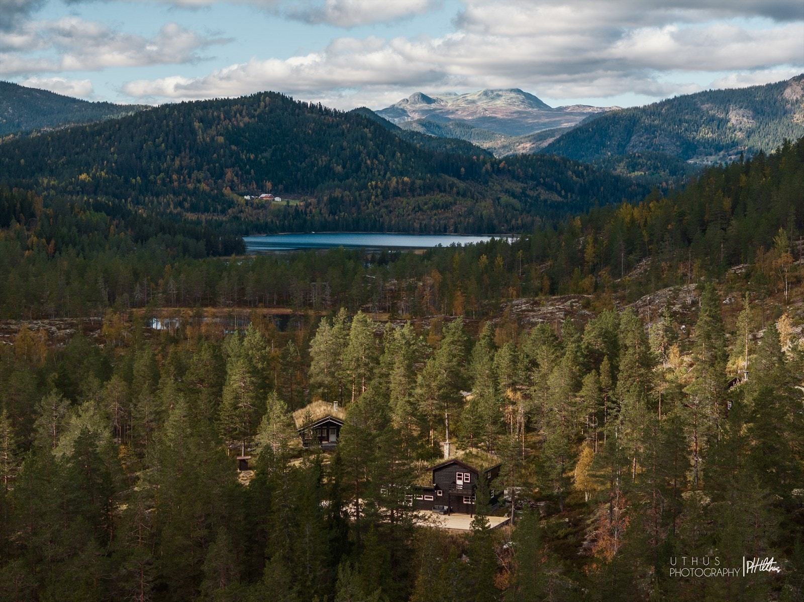 Hytta ligger i et område med storslagen natur Galleribilde