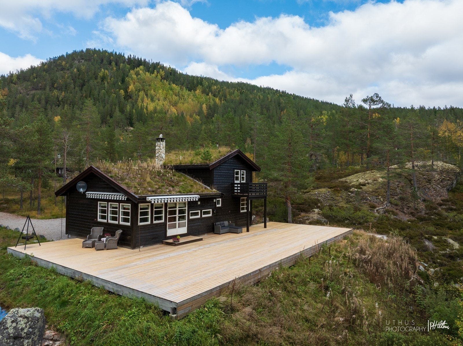 Flott arkitekttegnet hytte med solrik, idyllisk og attraktiv beliggenhet - Stor terrasse - Egnet for utleie Foto: Uthus Galleribilde