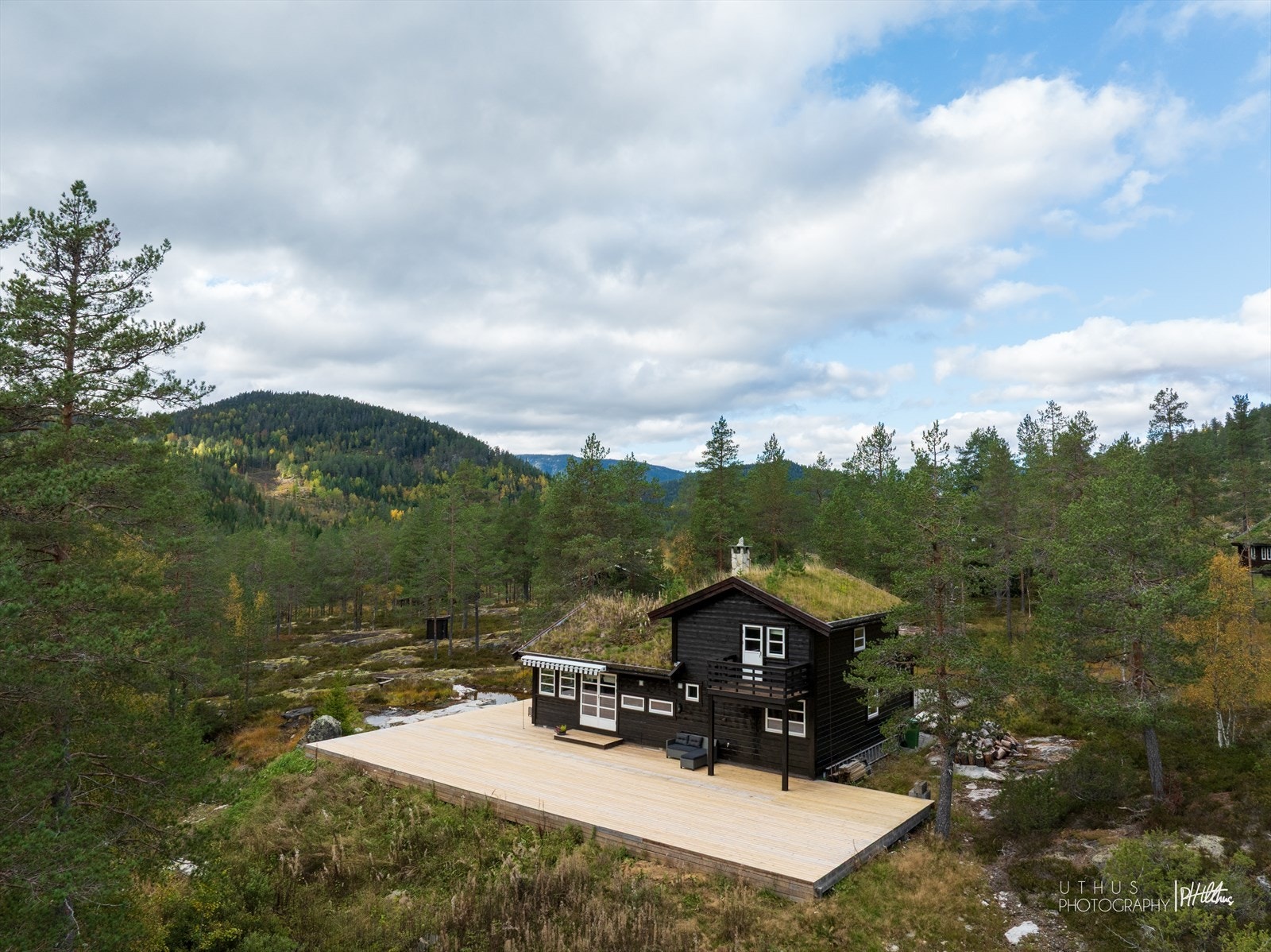 Hytta går over to etasjer og inneholder: Første etasje: entrè, to soverom, bad, stue/kjøkken Andre etasje: Stue, to soverom og toalettrom Galleribilde