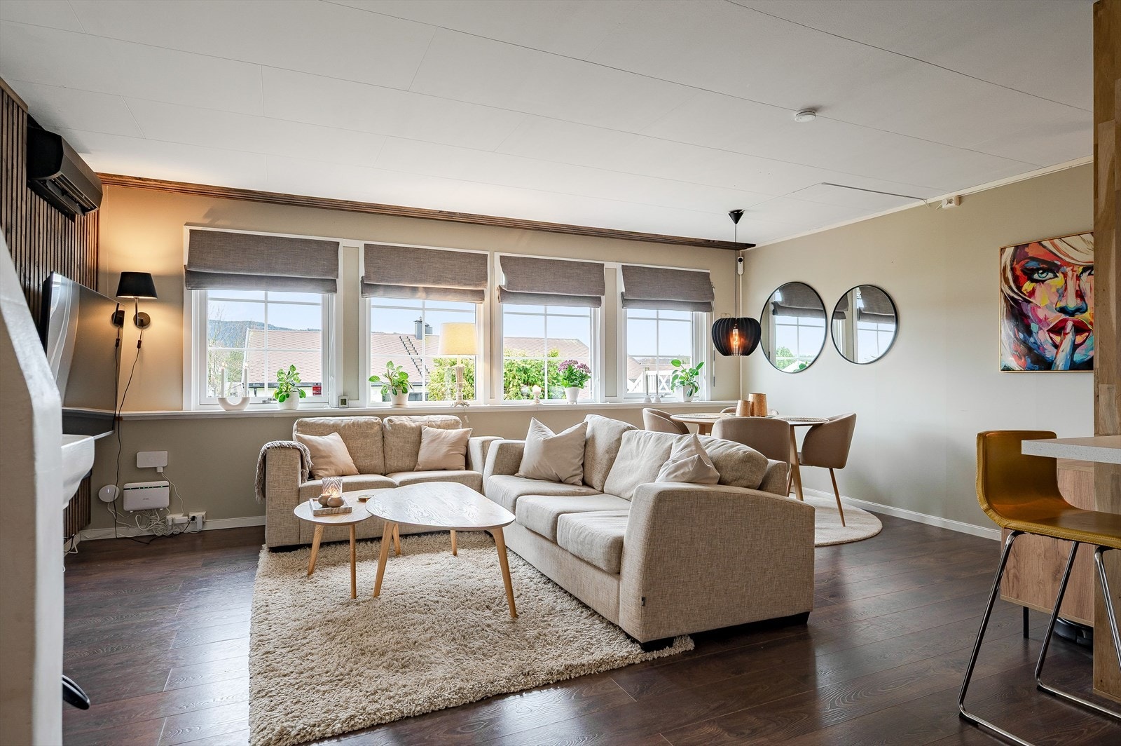 Stuen er det naturlige oppholdsrommet i boligen, og er et lyst og fint rom for både avkobling og hygge. Galleribilde