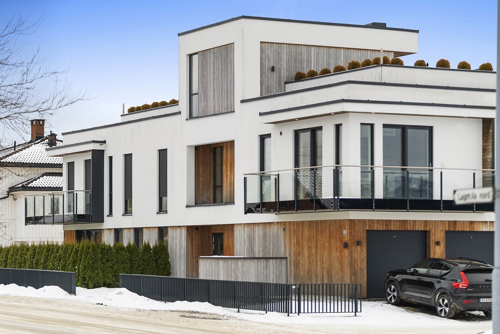 Fasade med både mur og treverk gir et fint utrykk Galleribilde