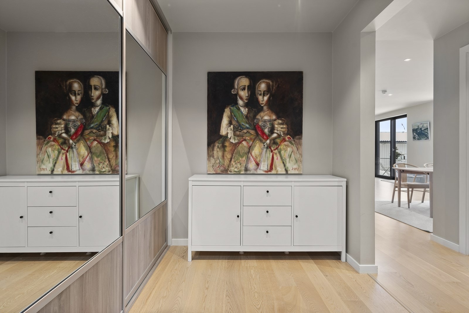 Entré med god oppbevaringsplass i praktisk skyvedørsgarderobe Galleribilde
