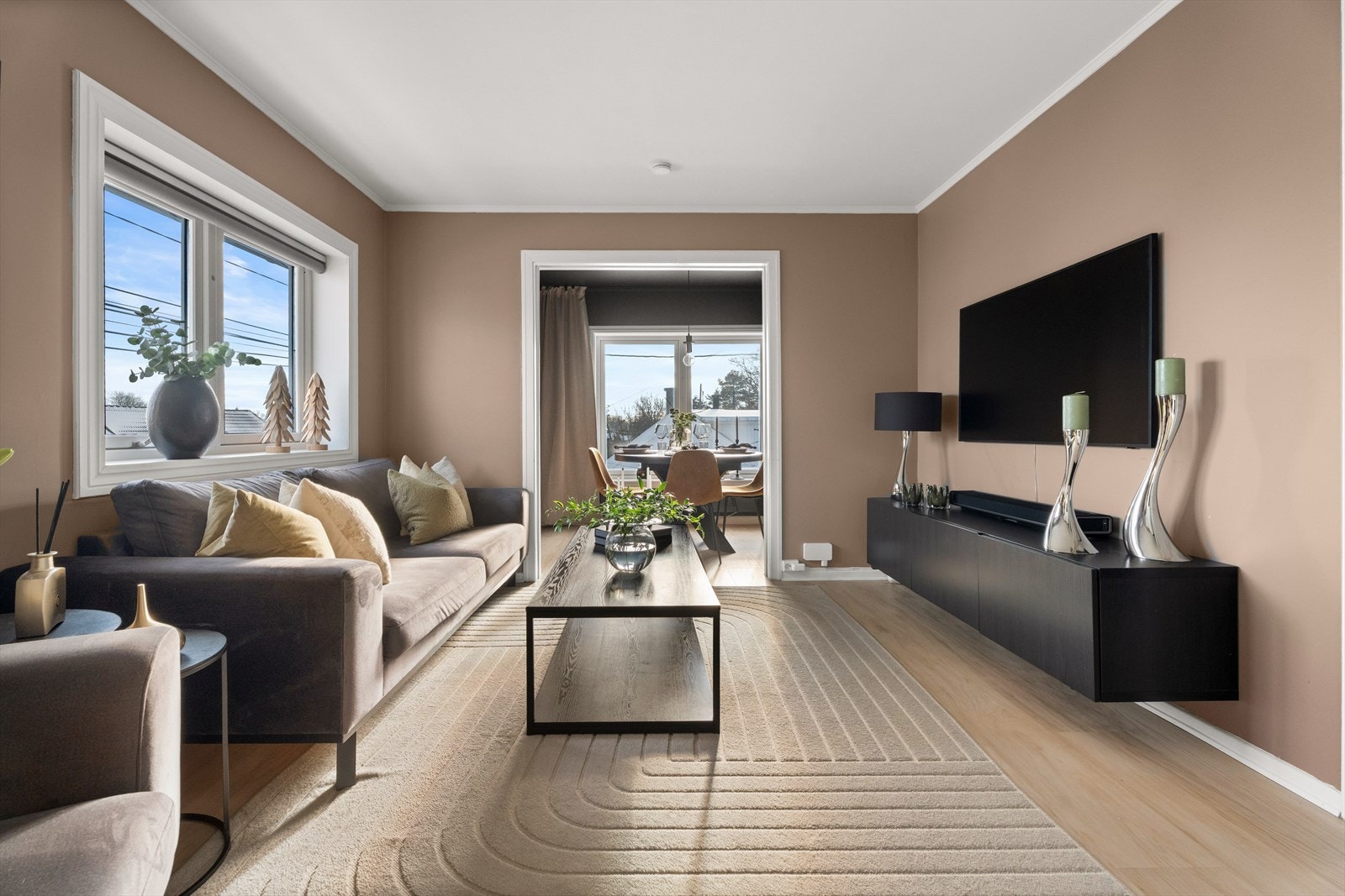 Velkommen inn til en meget pen & oppgradert leilighet sentralt på Gressvik - rett ved Gressvik torg! Galleribilde