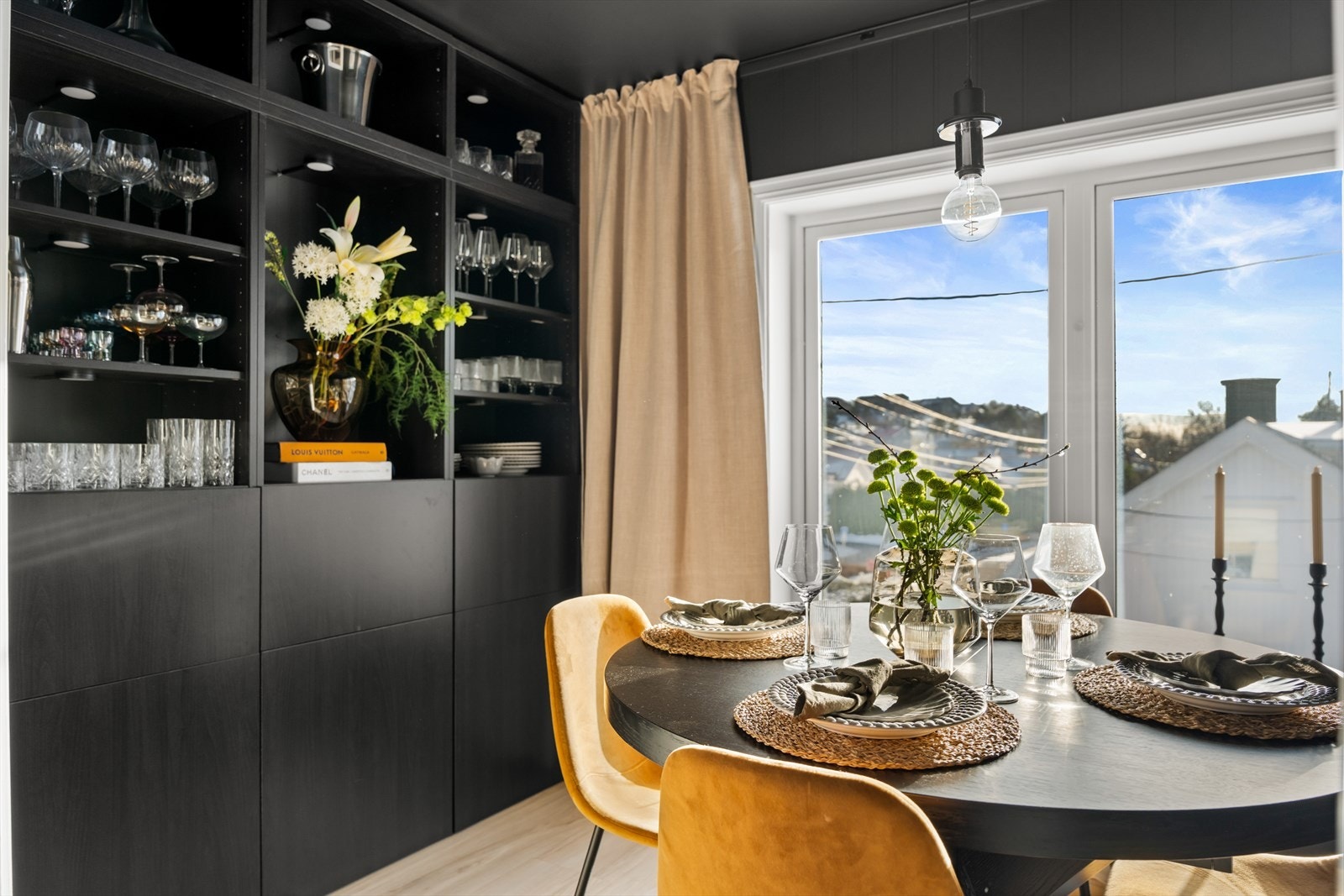 Fra spisestuen er det vinduer med utsikt mot nabolaget og det er rikelig med lysinnslipp i hele leiligheten. Galleribilde