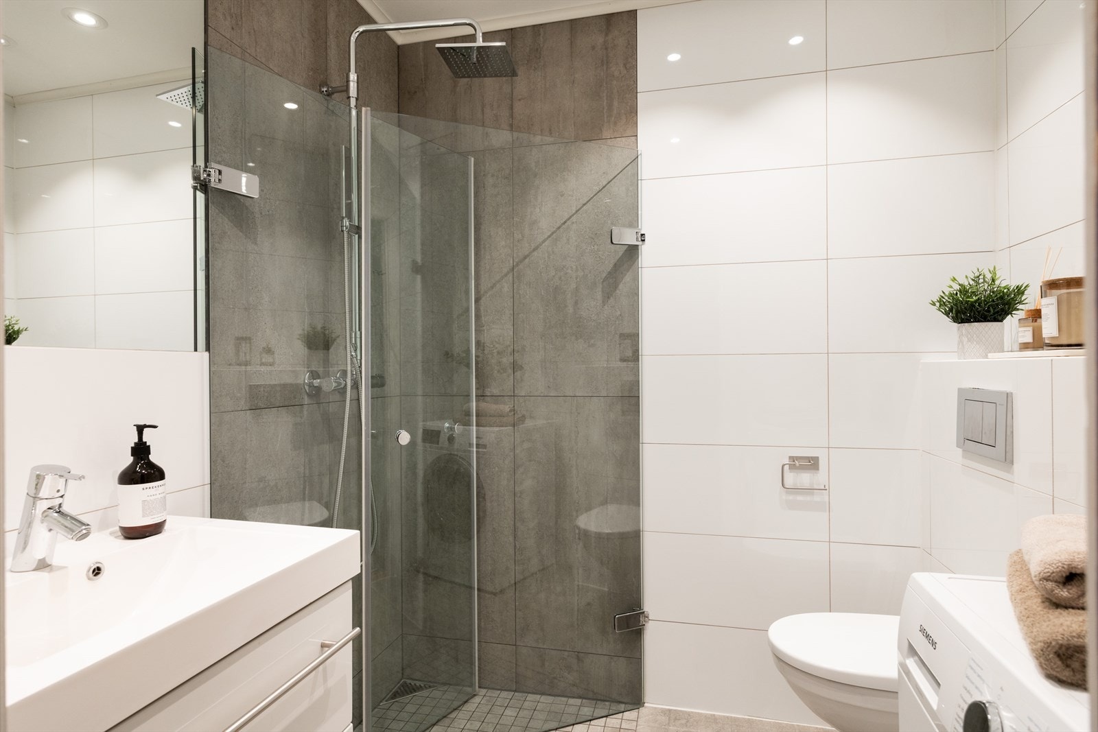 Badet er innredet med servantinnredning, toalett og dusjhjørne. Galleribilde