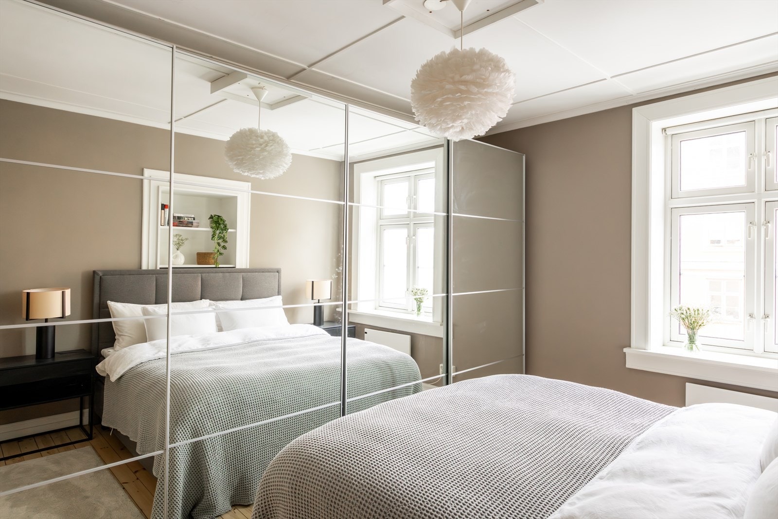 Rikelig med oppbevaringsplass i større skyvedørsgarderobe. Galleribilde