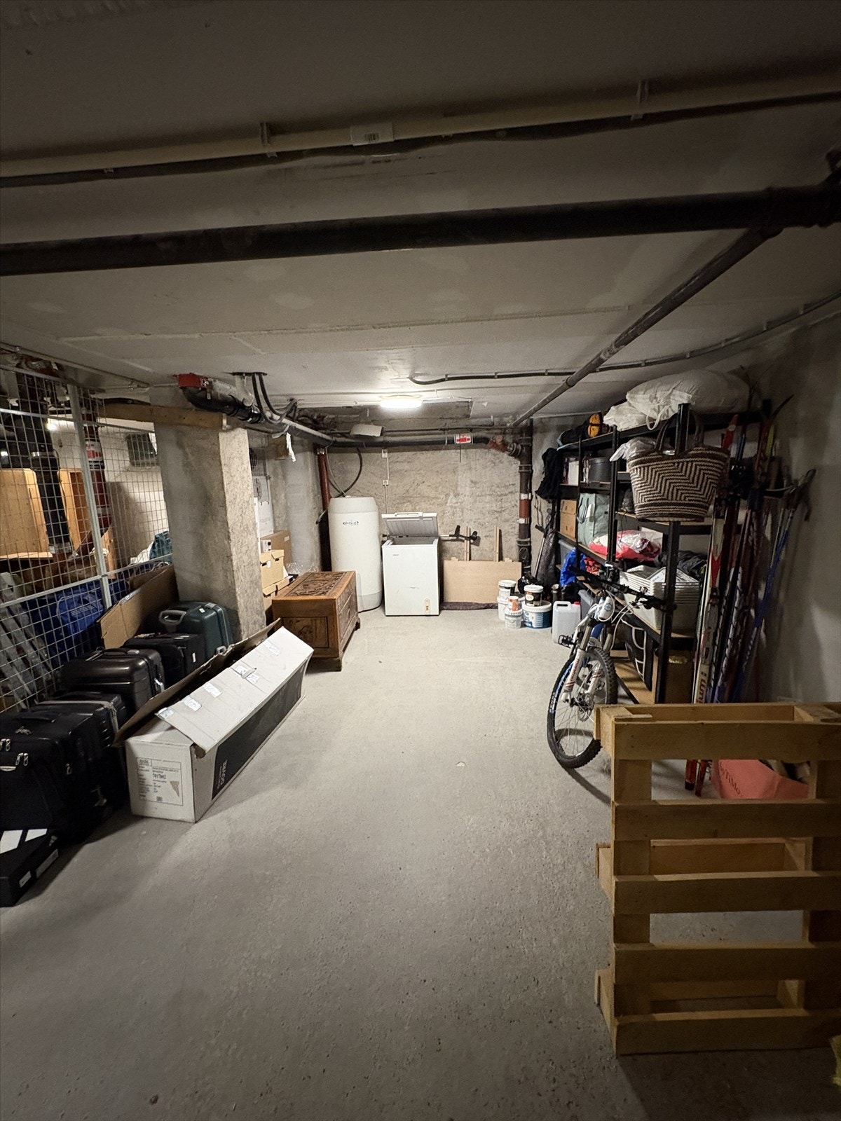 Kjellerboden er svært romslig med gode muligheter for oppbevaring av ski- og turutstyr, ved for hele sesongen, barnevogn, osv. Boden har strømuttak. Galleribilde