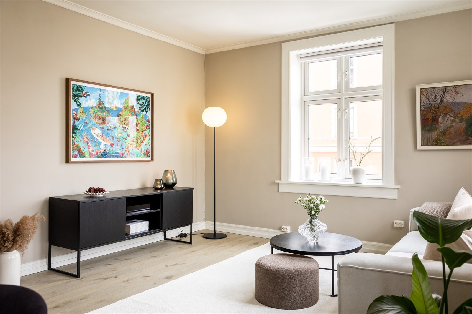 Flott stue av god størrelse med plass til både sofaseksjon og spisestue. Galleribilde