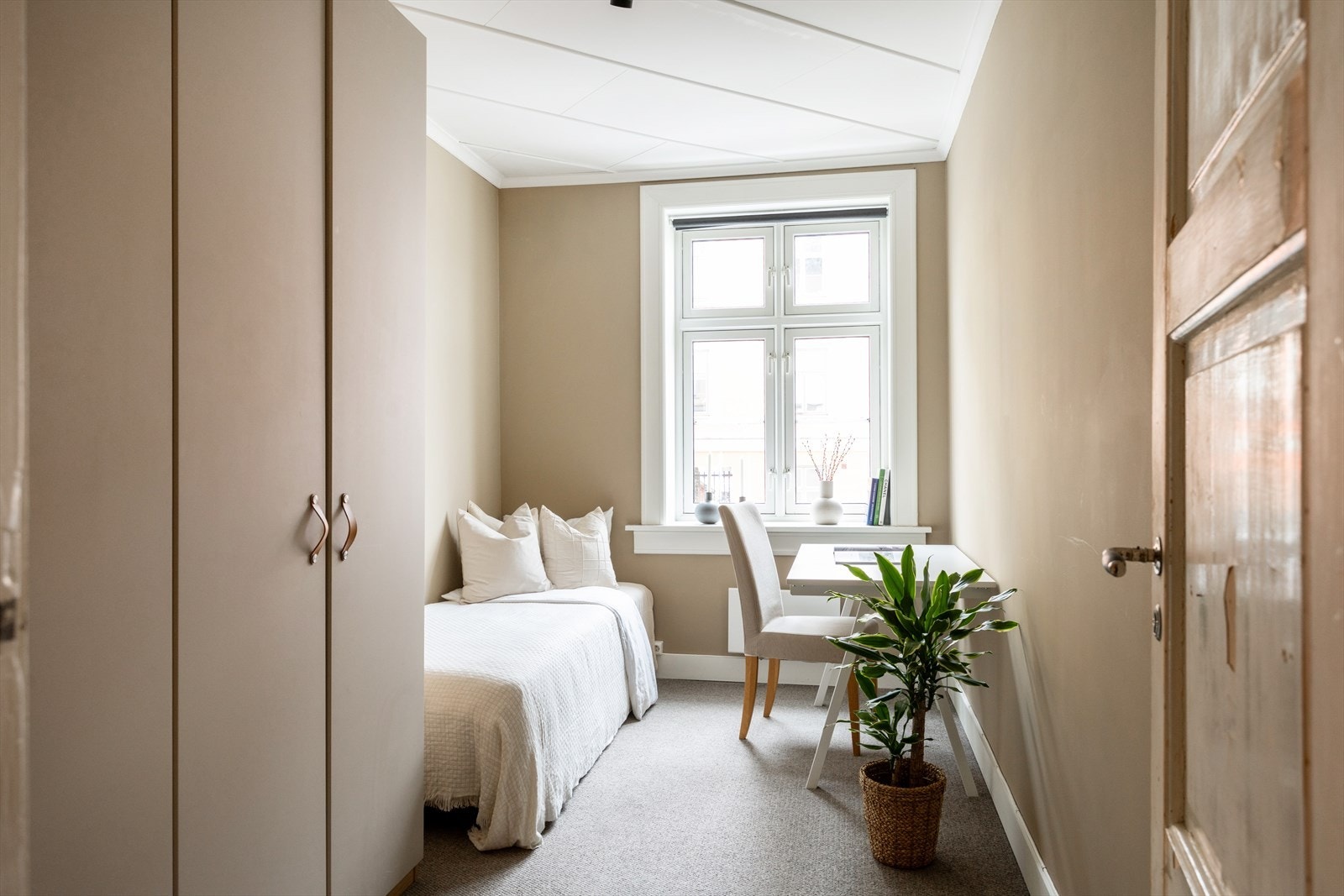 Soverom med plass til seng, nattbord og kommode. Galleribilde