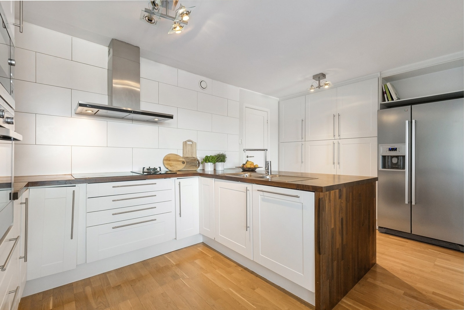 Kjøkkenet har integrert platetopp, gassbluss, stekeovn, mikrobølgeovn, og oppvaskmaskin, samt dobbelt kjøleskap med frysedel Galleribilde