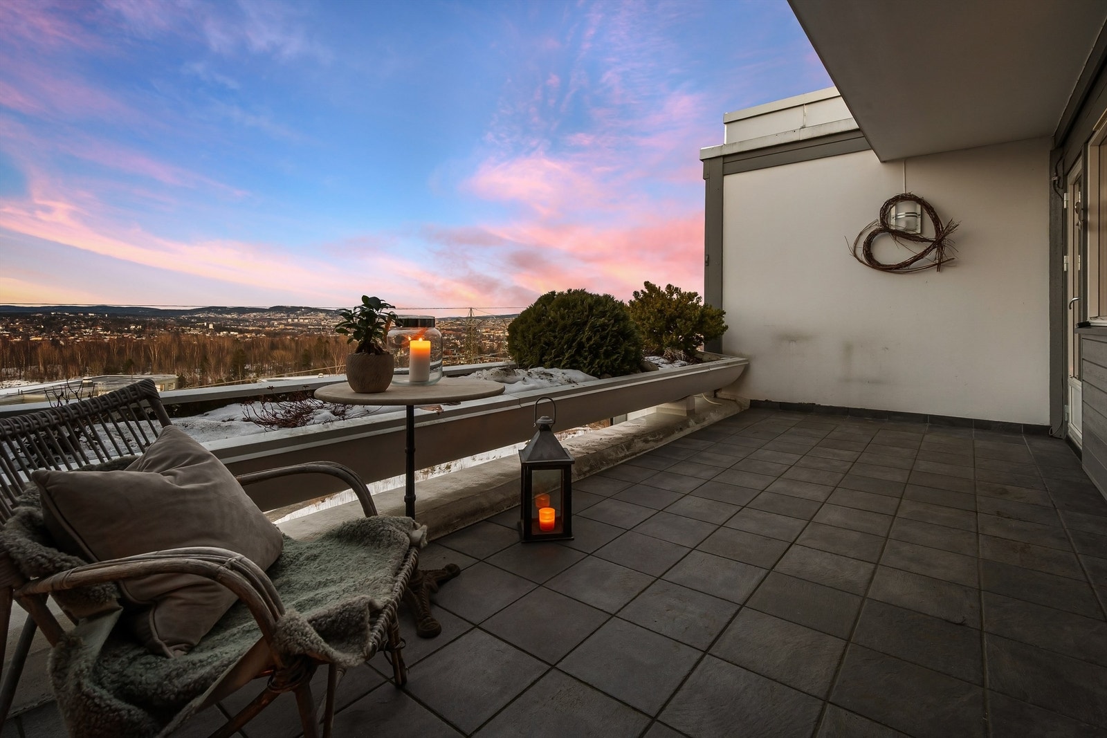 Velkommen til Ostadalsveien 54 - en gjennomgående, lys og romslig 4-roms beliggende i et hyggelig boligområde mellom Røa og Ullernåsen Galleribilde