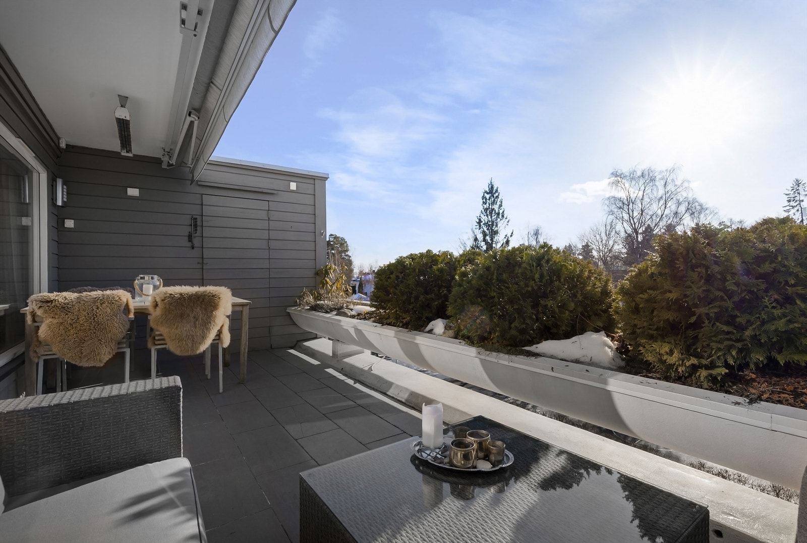 Leiligheten har to solrike terrasser - én sydvestvendt og én nordøstvendt Galleribilde