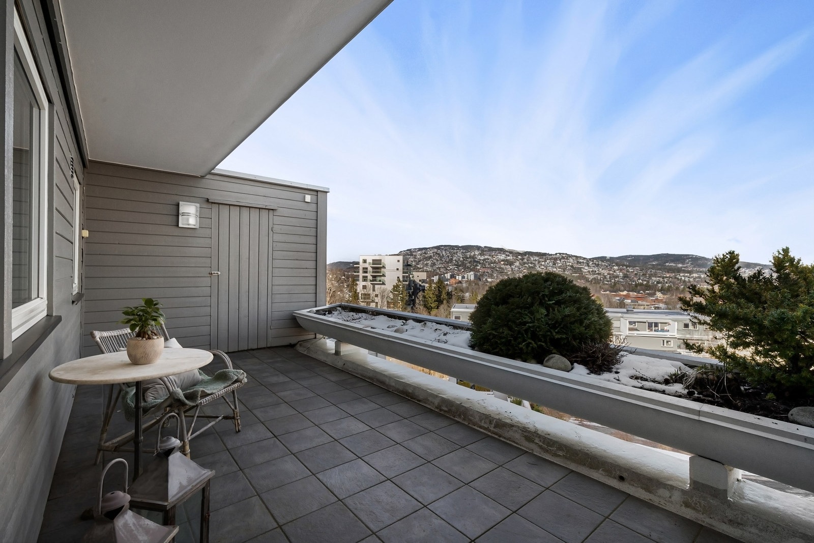 Fra kjøkkenet er det utgang til den nordøstvendte terrassen Galleribilde