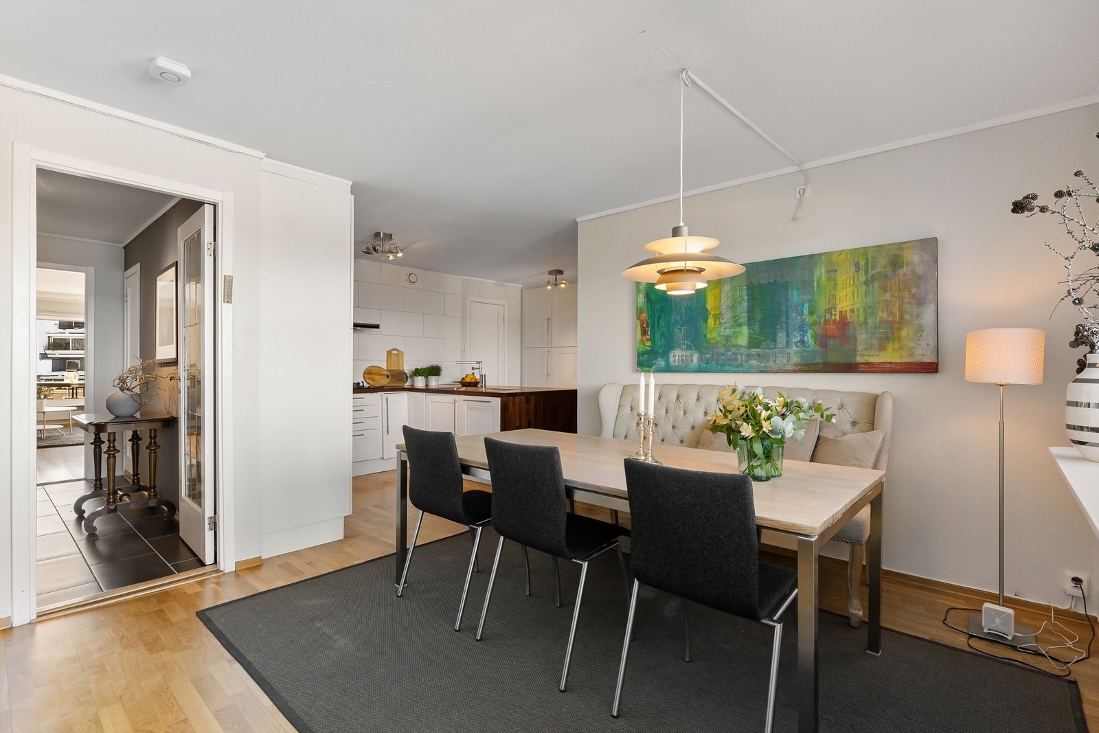 Stort kjøkken med spisestue Galleribilde