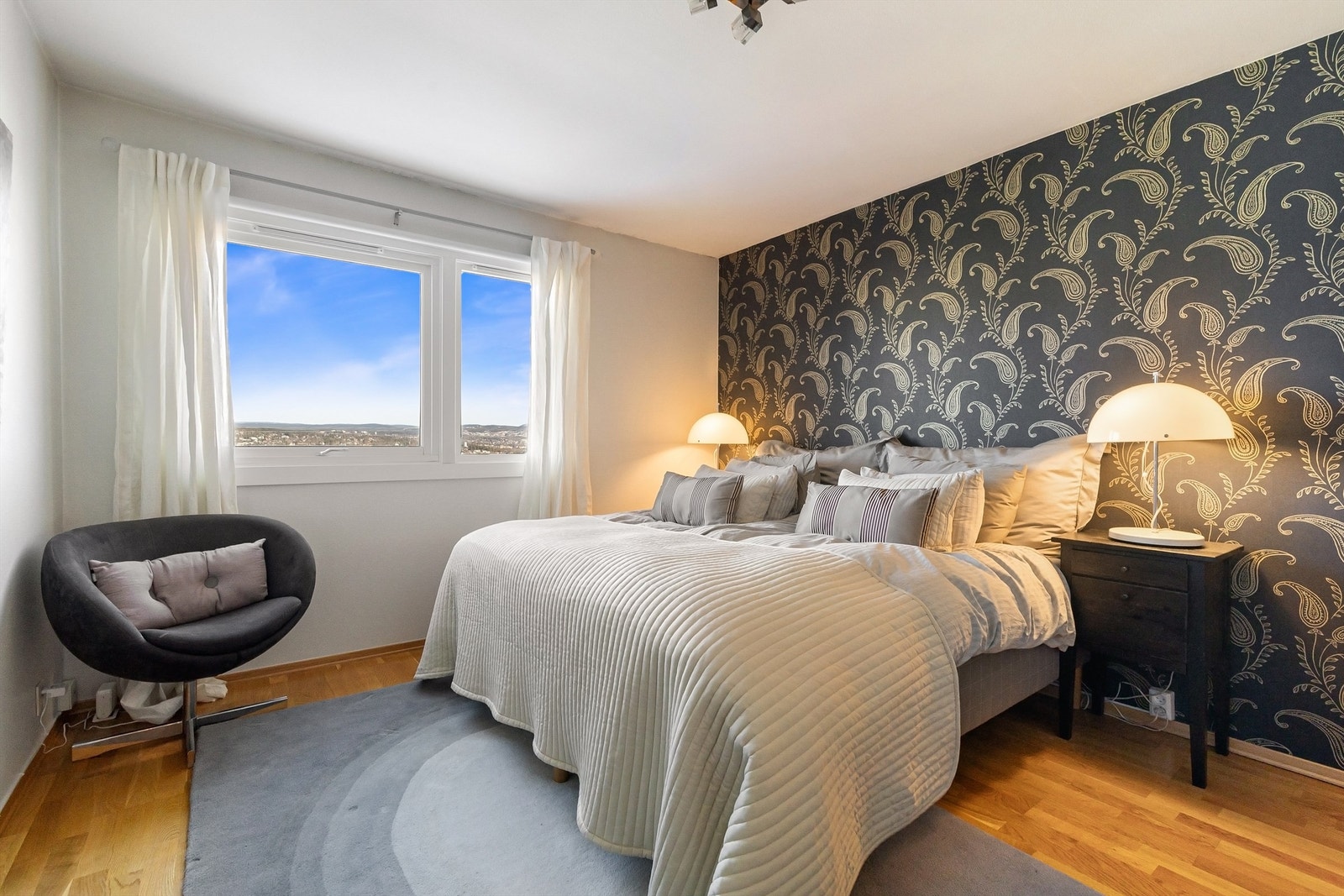 Leiligheten har tre gode soverom, alle med plass for seng, skap og annet passende møblement Galleribilde