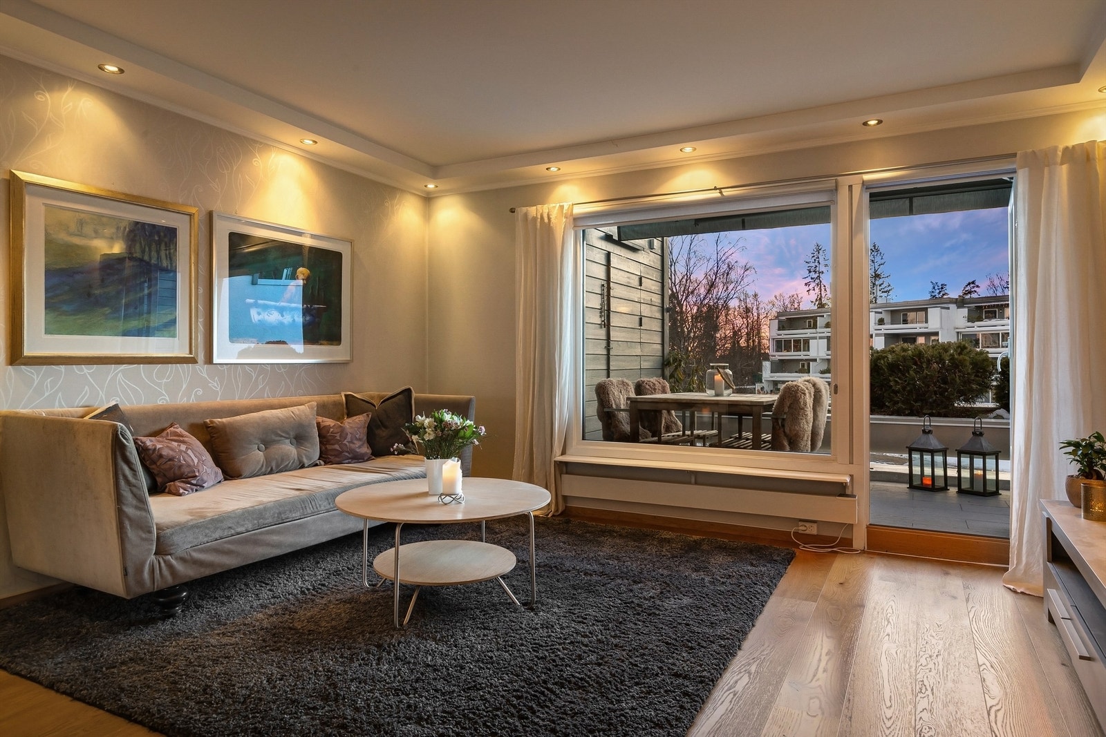 Stuen har store vindusflater som gir rikelig med naturlig lysinnslipp Galleribilde