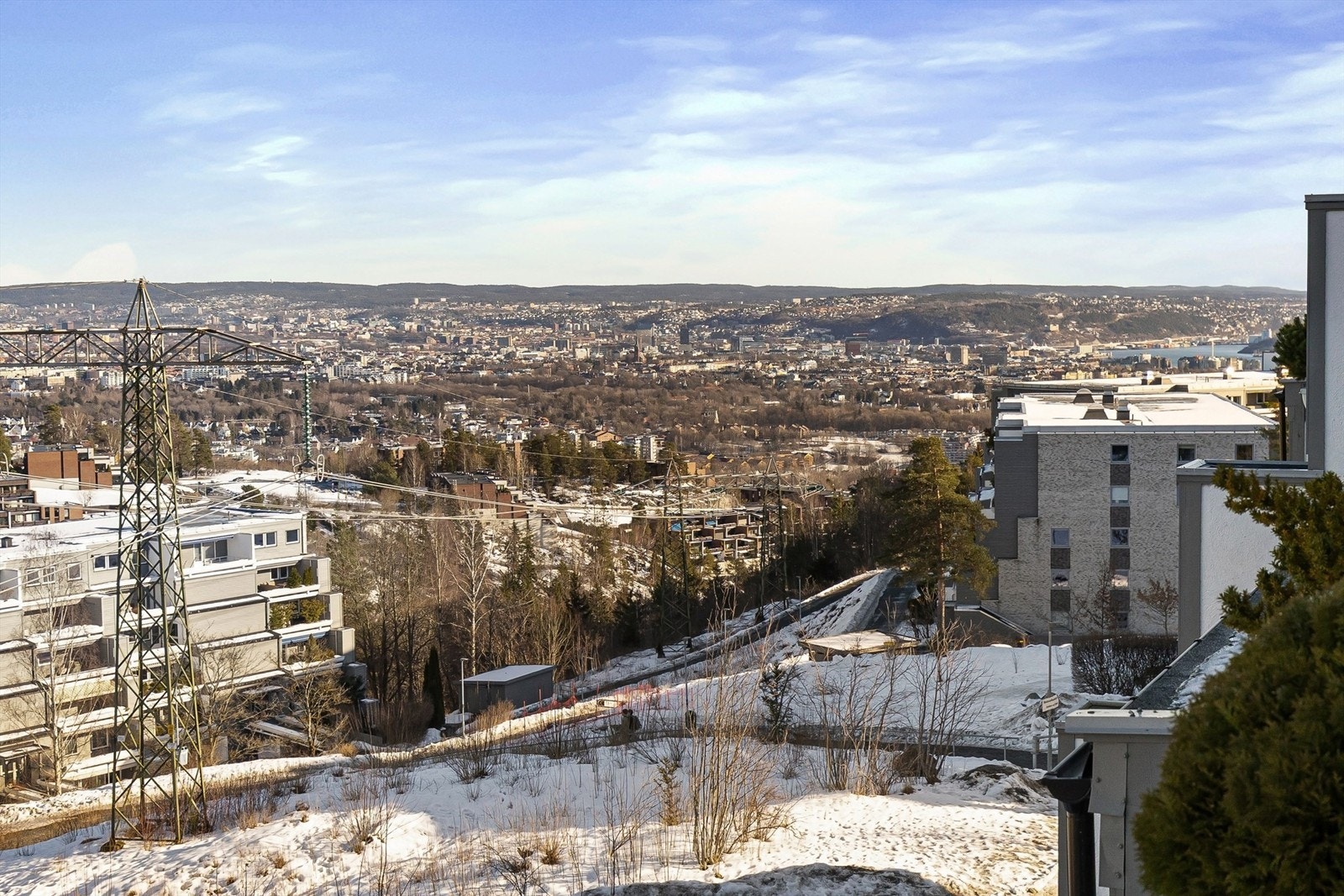 Velkommen til Ostadalsveien 54 - en gjennomgående, lys og romslig 4-roms beliggende i et hyggelig boligområde mellom Røa og Ullernåsen Galleribilde