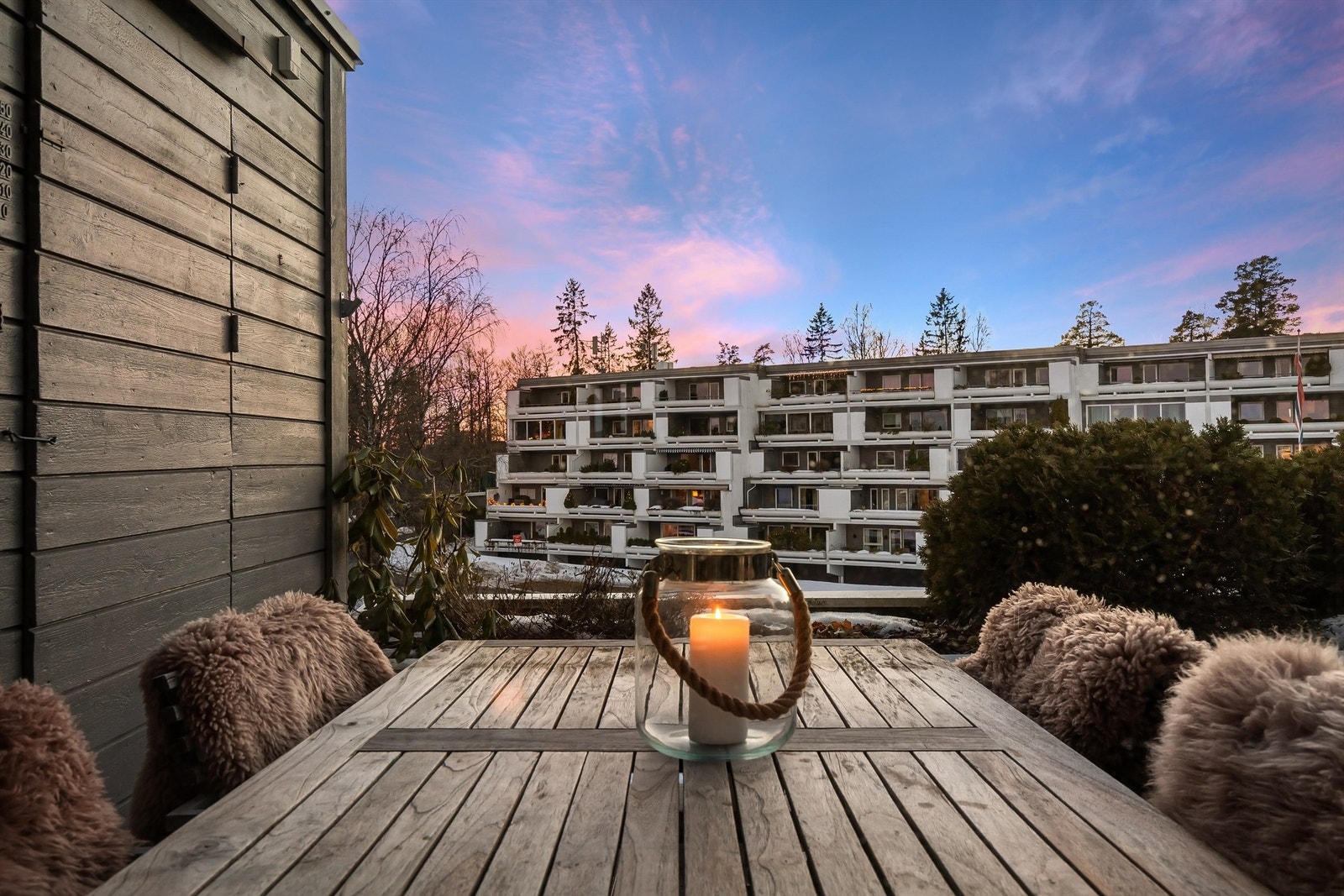 Terrassen byr på gode solforhold Galleribilde