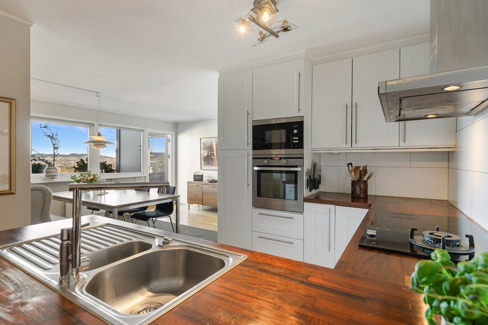 Spisestuen er praktisk plassert ved kjøkkenet Galleribilde