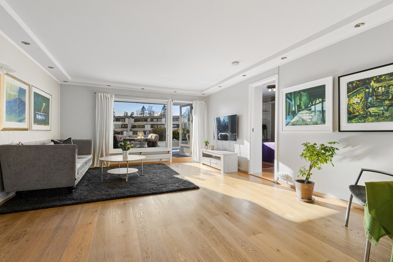 Leiligheten har en god planløsning bestående av entré, 2 bad, stue, kjøkken, 3 soverom og garderobe Galleribilde