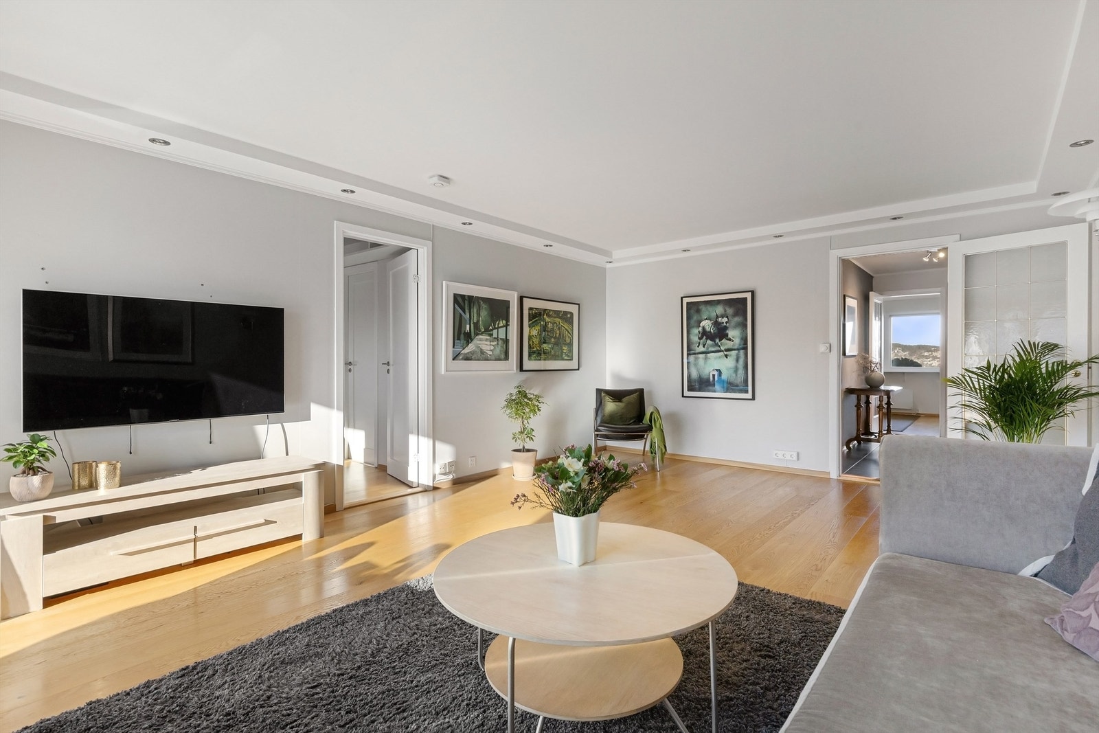 Stuen er av god størrelse med plass for sofagruppe, TV-seksjon, lesehjørne og annet passende møblement Galleribilde