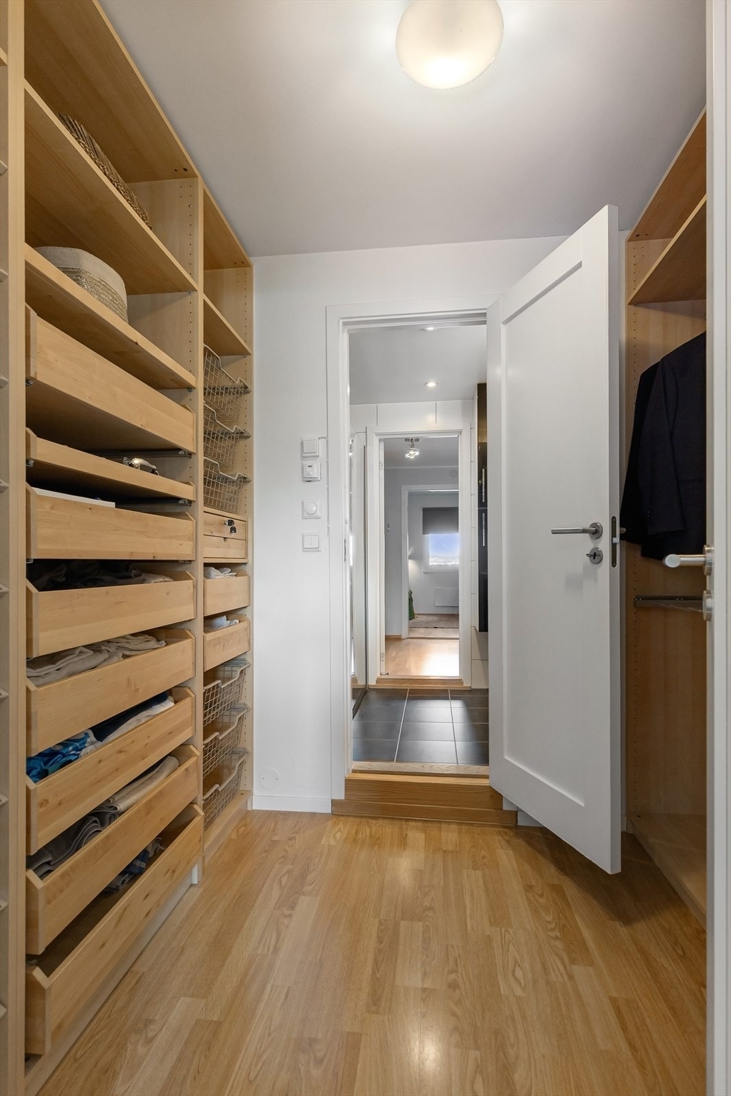 Stor garderobe mellom soverom 3 og ett av badene Galleribilde