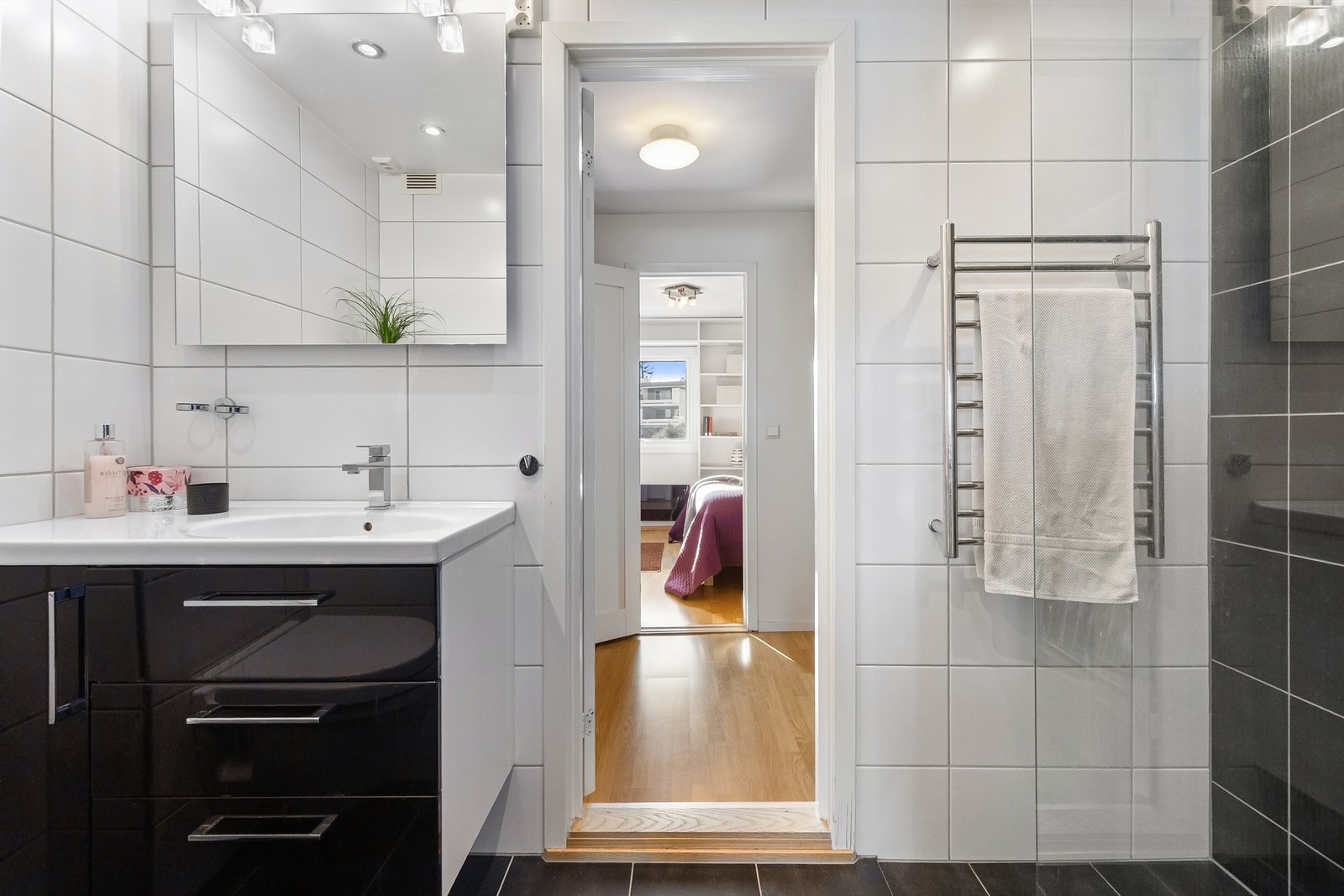 Pent baderom med gulvvarme og downlights Galleribilde