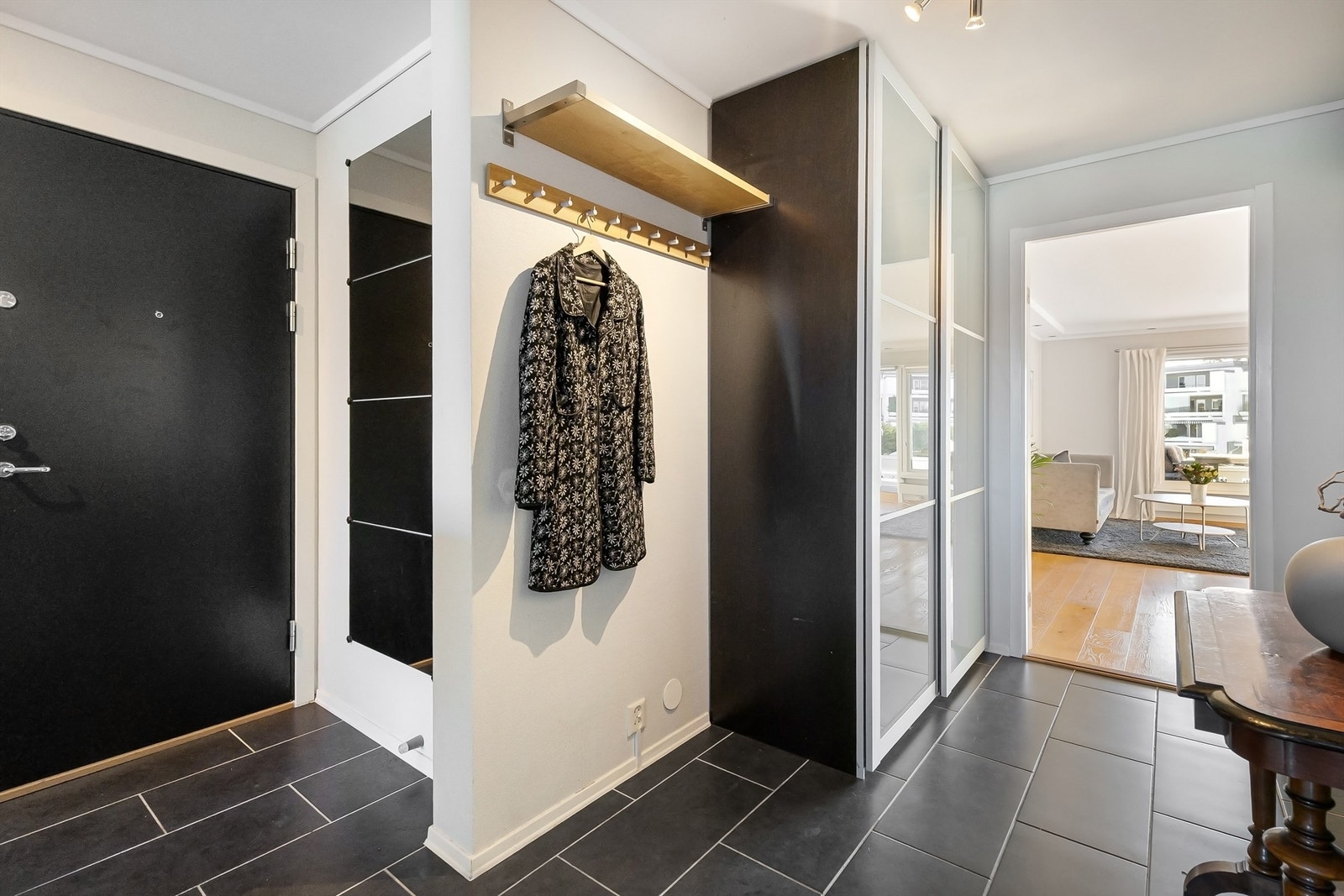 Innbydende entré med god plass for yttertøy. Fra entréen har du adkomst til ett av soverommene, bod, kjøkkenet og stuen Galleribilde