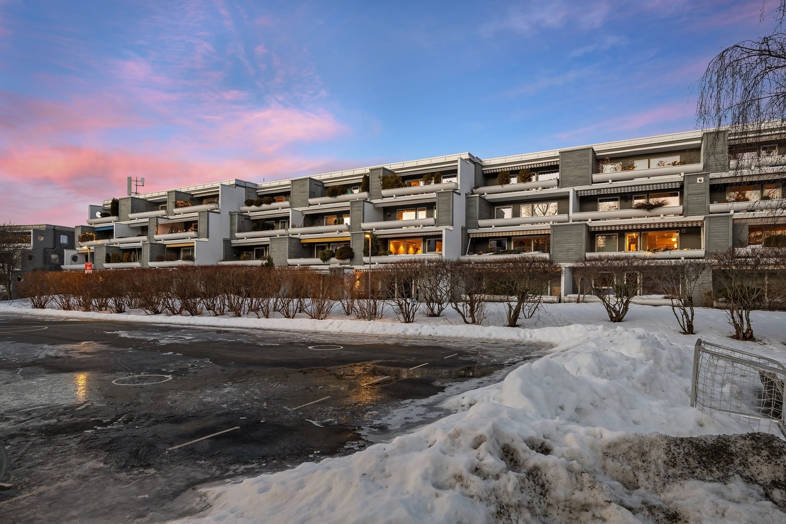 Her bor dere i flotte omgivelser med nærhet til barnehager, skoler, offentlig kommunikasjon butikker og mye mer Galleribilde