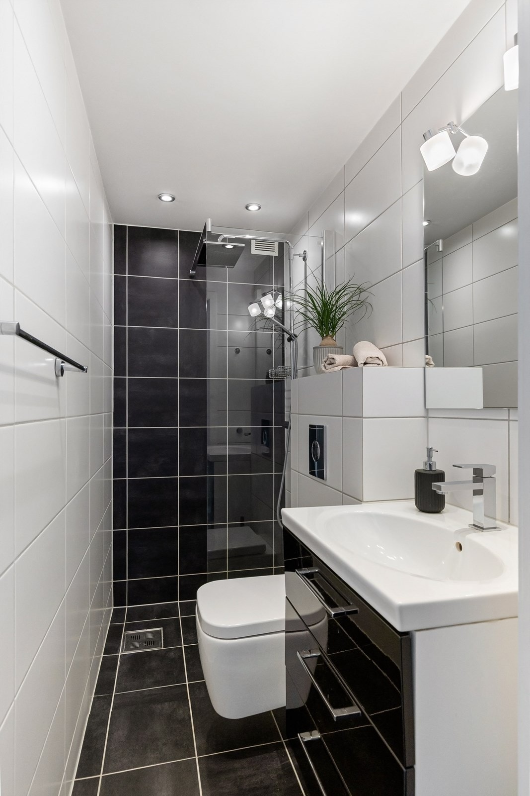 Baderom nr. 2 har adkomst fra entréen. Også dette har gulvvarme og downlights Galleribilde