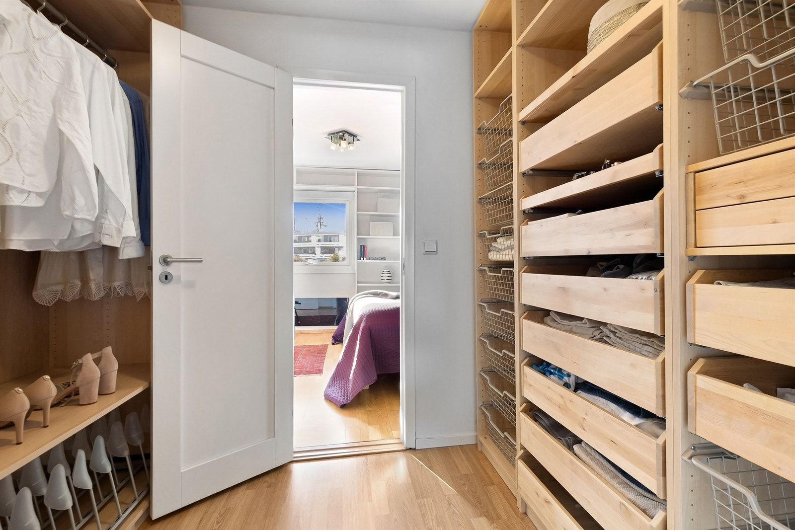 Soverom nr. 3 har egen garderobe og direkte adkomst til ett av badene Galleribilde