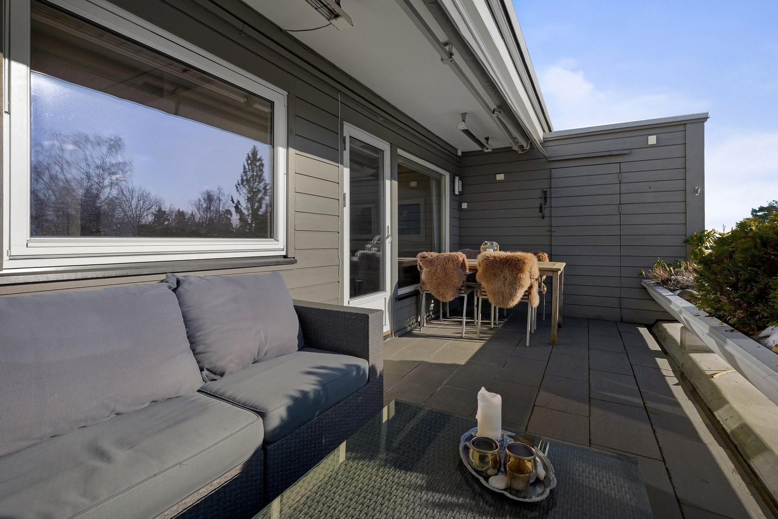 Terrassen er på 14 kvm. Her finner du også en praktisk bod på 2 kvm Galleribilde