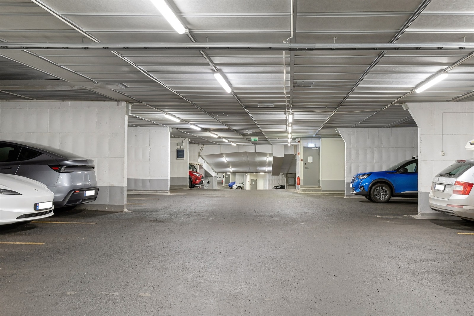 Med leiligheten følger eksklusiv bruksrett til én garasjeplass (nr. 34) i felles garasjeanlegg. Det er montert elbil-lader på garasjeplassen Galleribilde